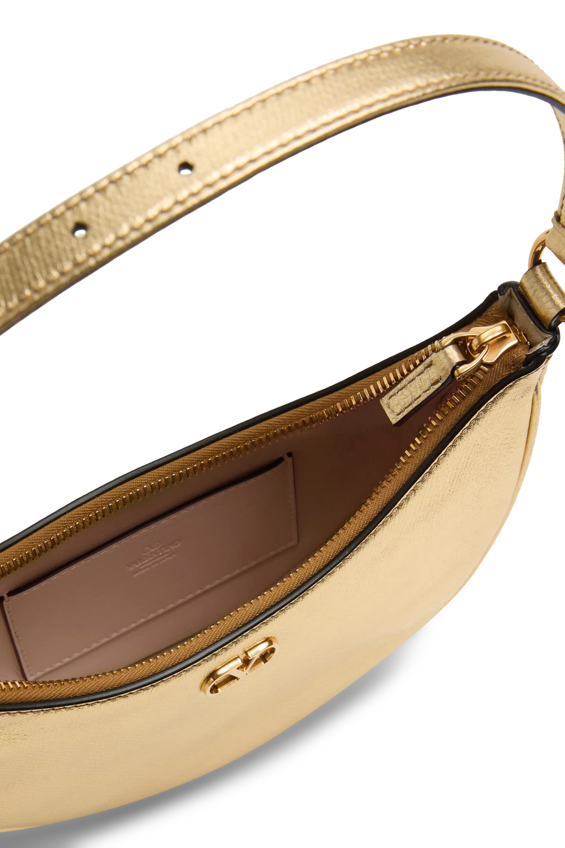 حقيبة صغيرة بشعار الماركة الشهير