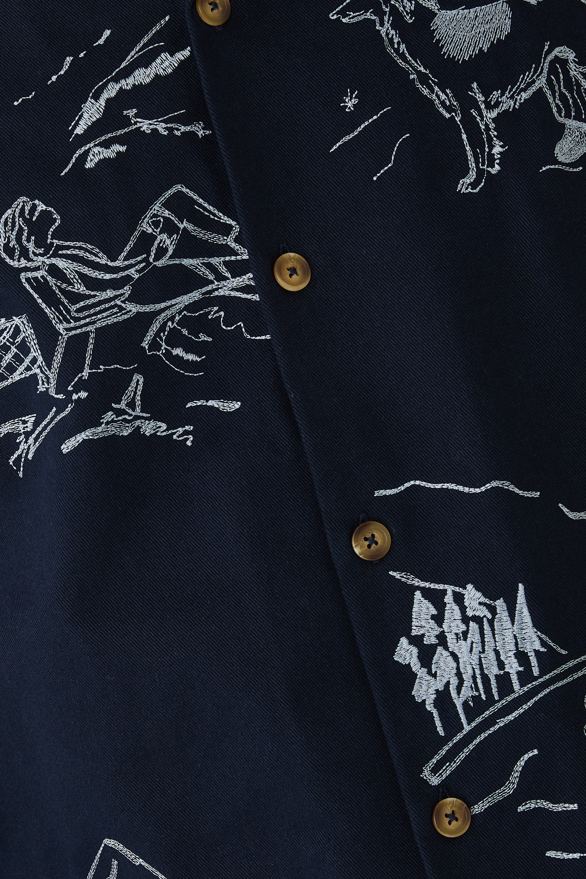 قميص بتطريزات