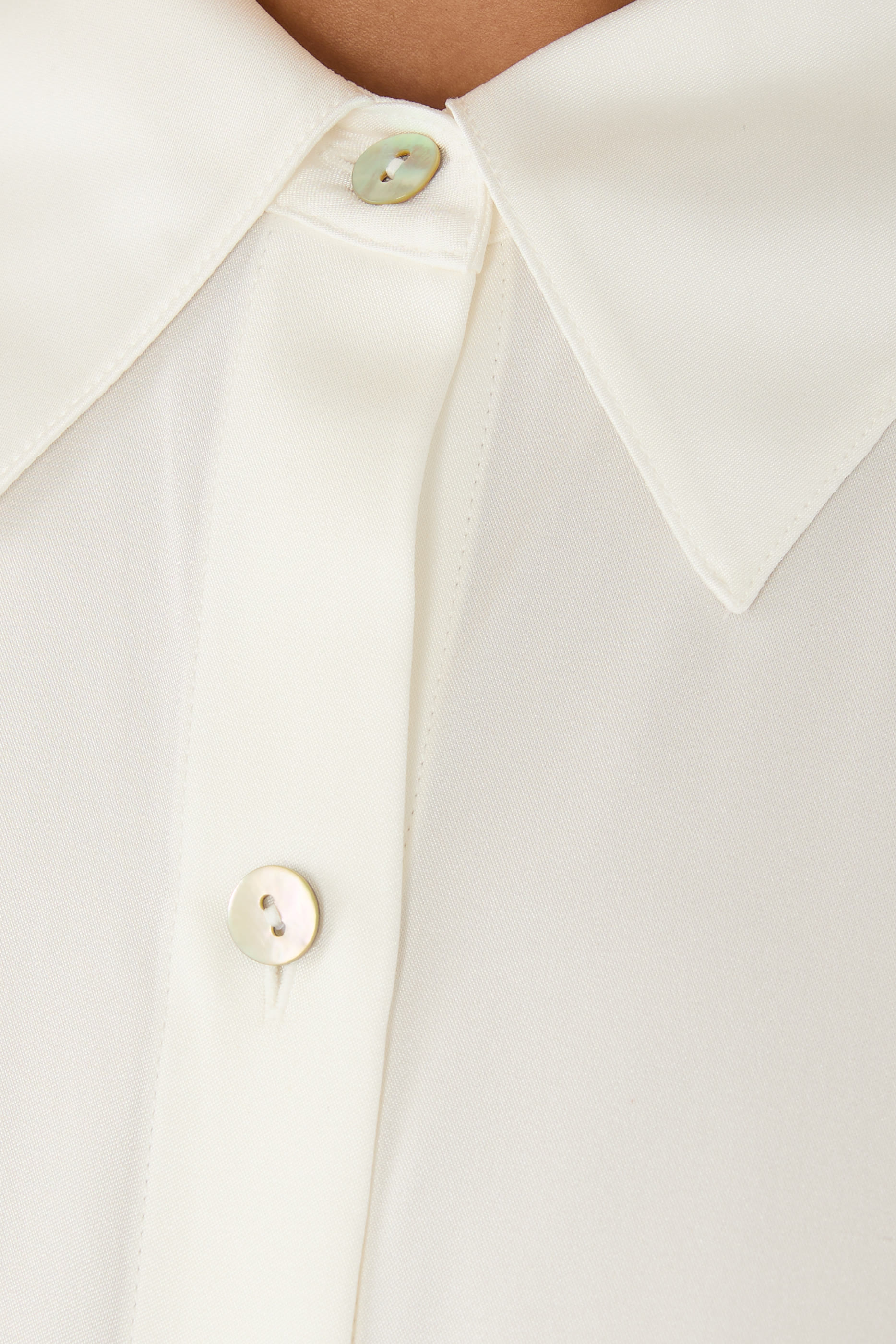 قميص كلاسيكي بقصة ضيقة