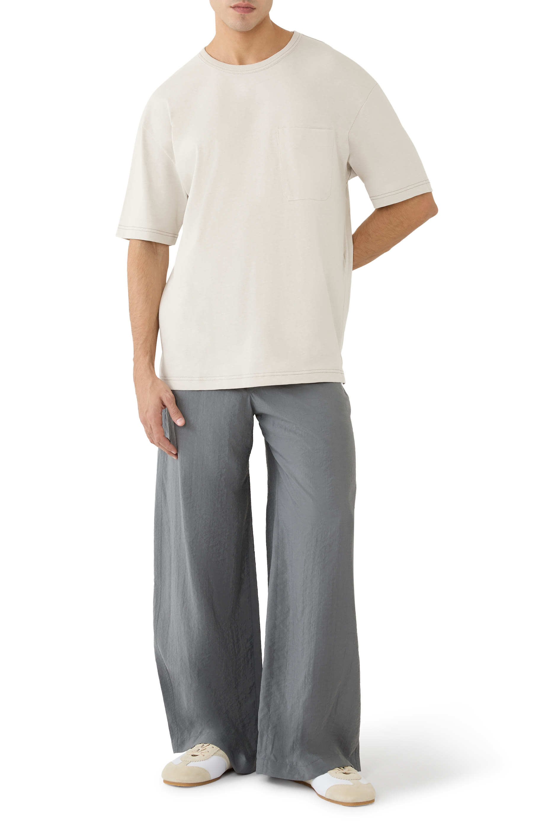 تيشيرت بقصة مربعة بأكمام قصيرة