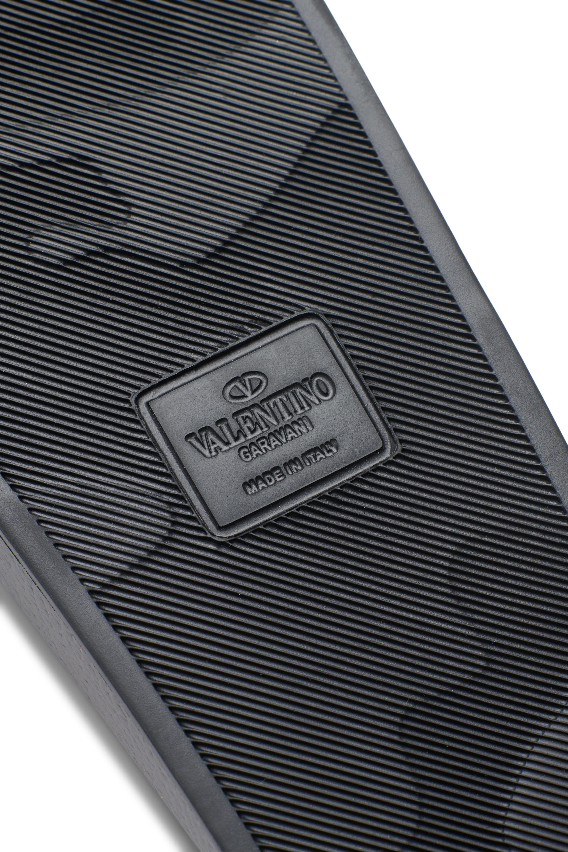 حذاء مفتوح من الخلف بشعار الماركة