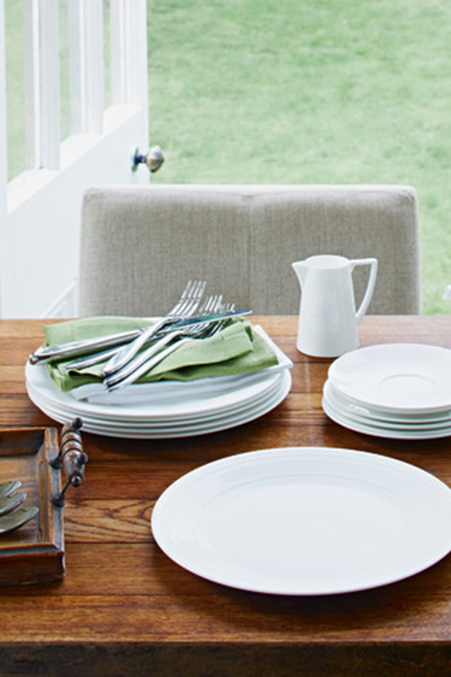 طبق جاسبر كونران أبيض