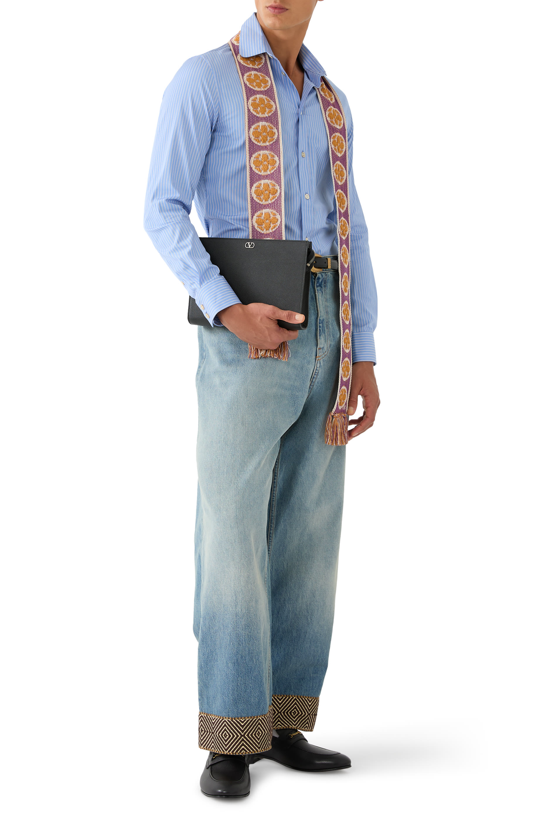 حقيبة صغيرة بشعار الماركة