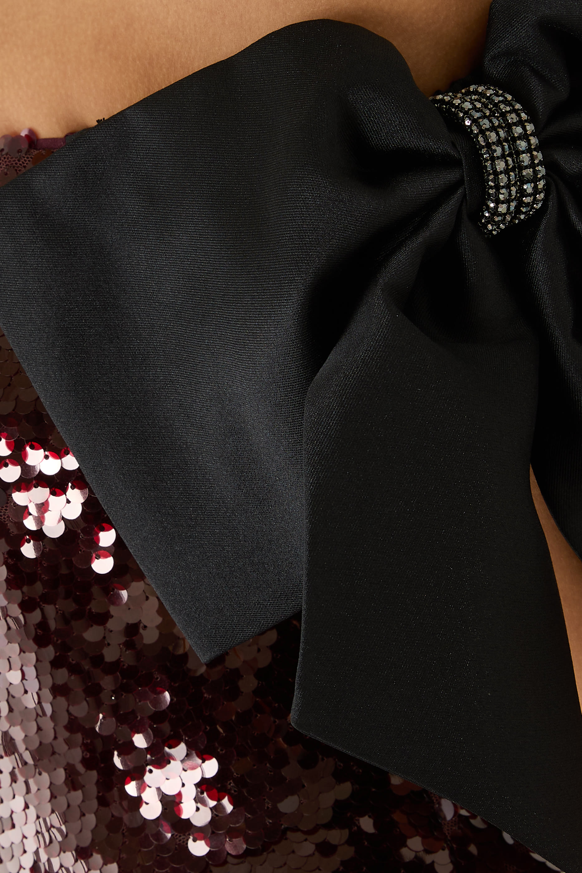 فستان طويل مزين بفيونكة وترتر