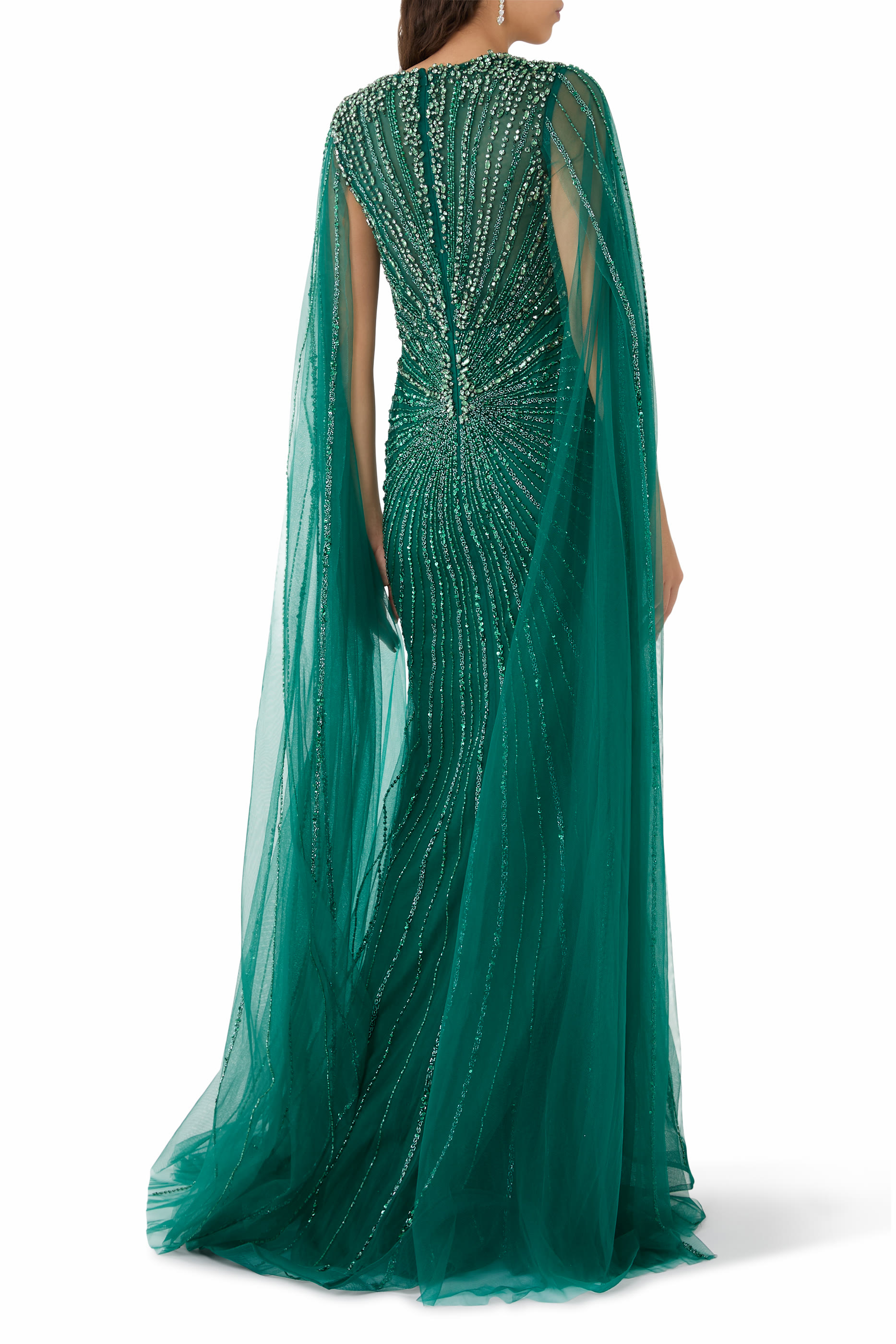 فستان سهرة بأكمام كاب وتطريزات