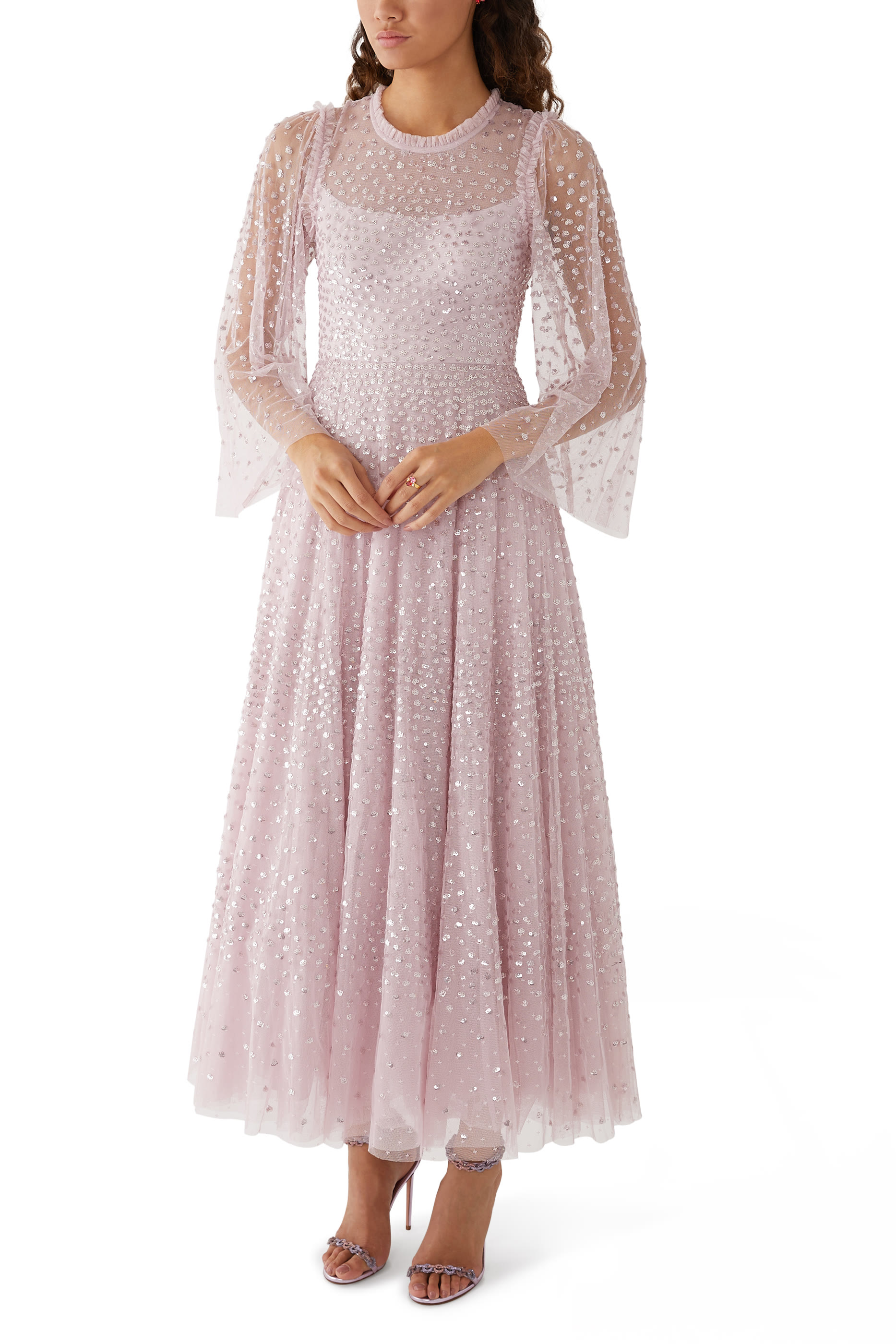 فستان بطول الكاحل وياقة مستديرة وتطريزات نقاط متناثرة