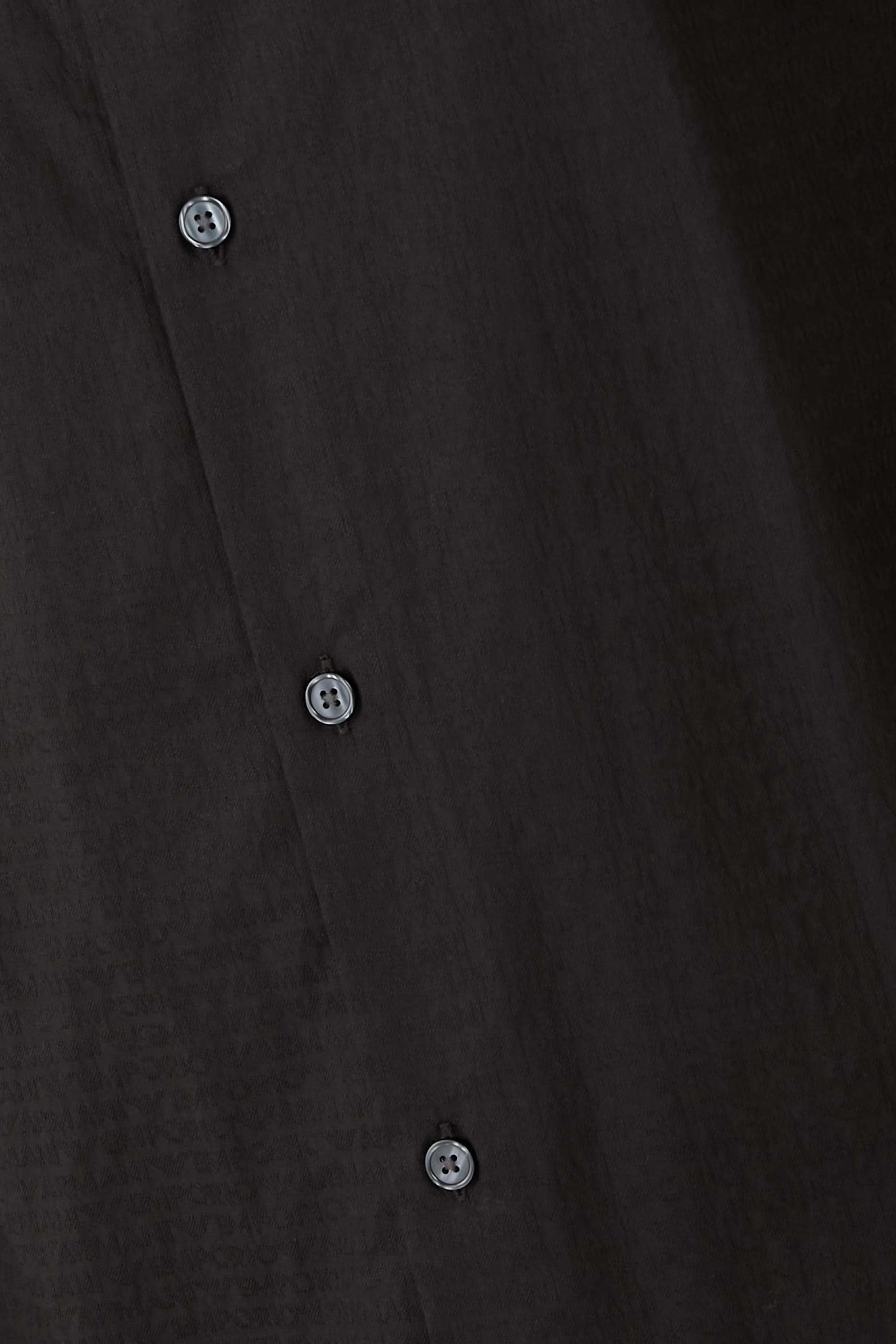 قميص بأكمام طويلة وشعار الماركة بحجم صغير