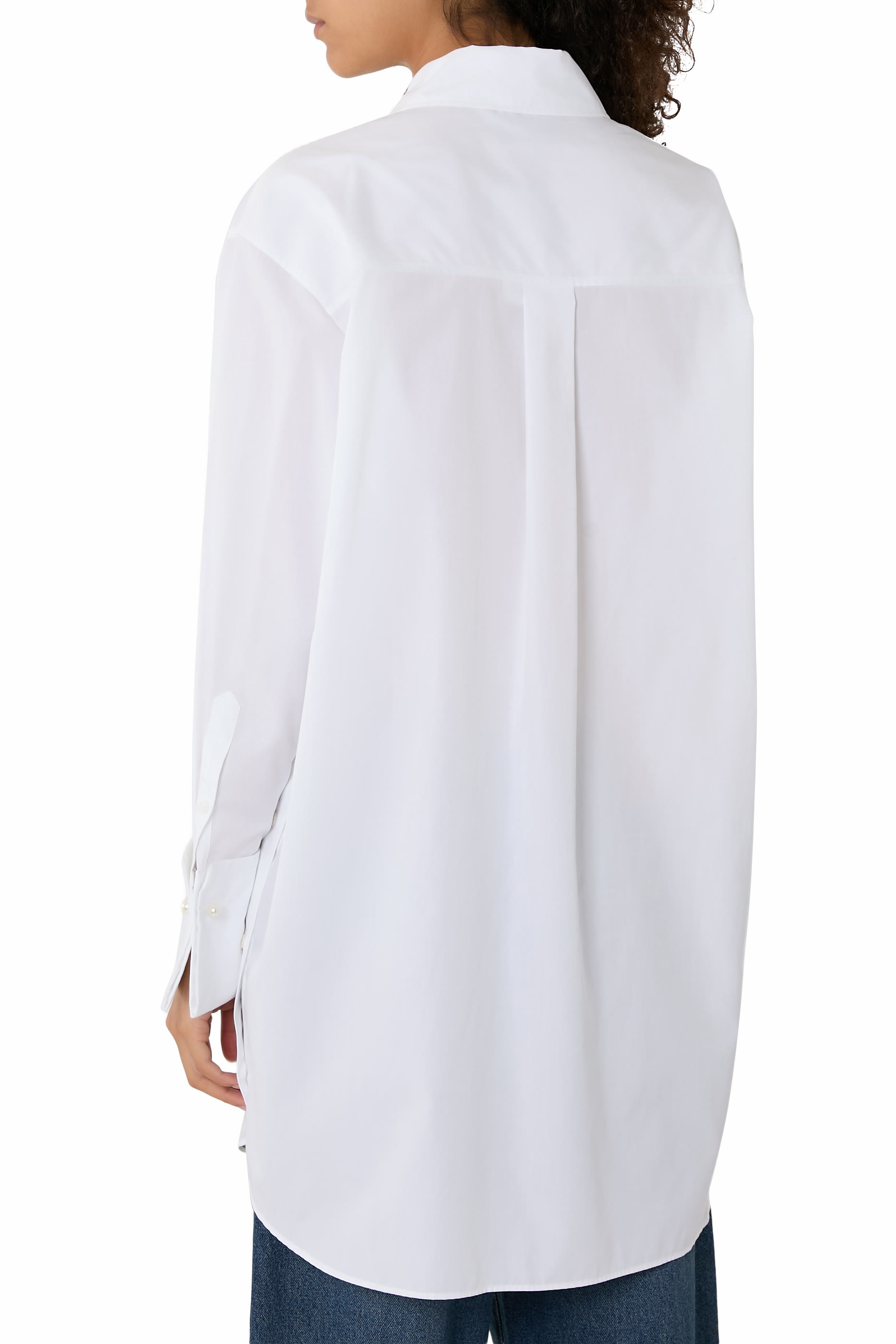 قميص بأزرار وأساور طويلة