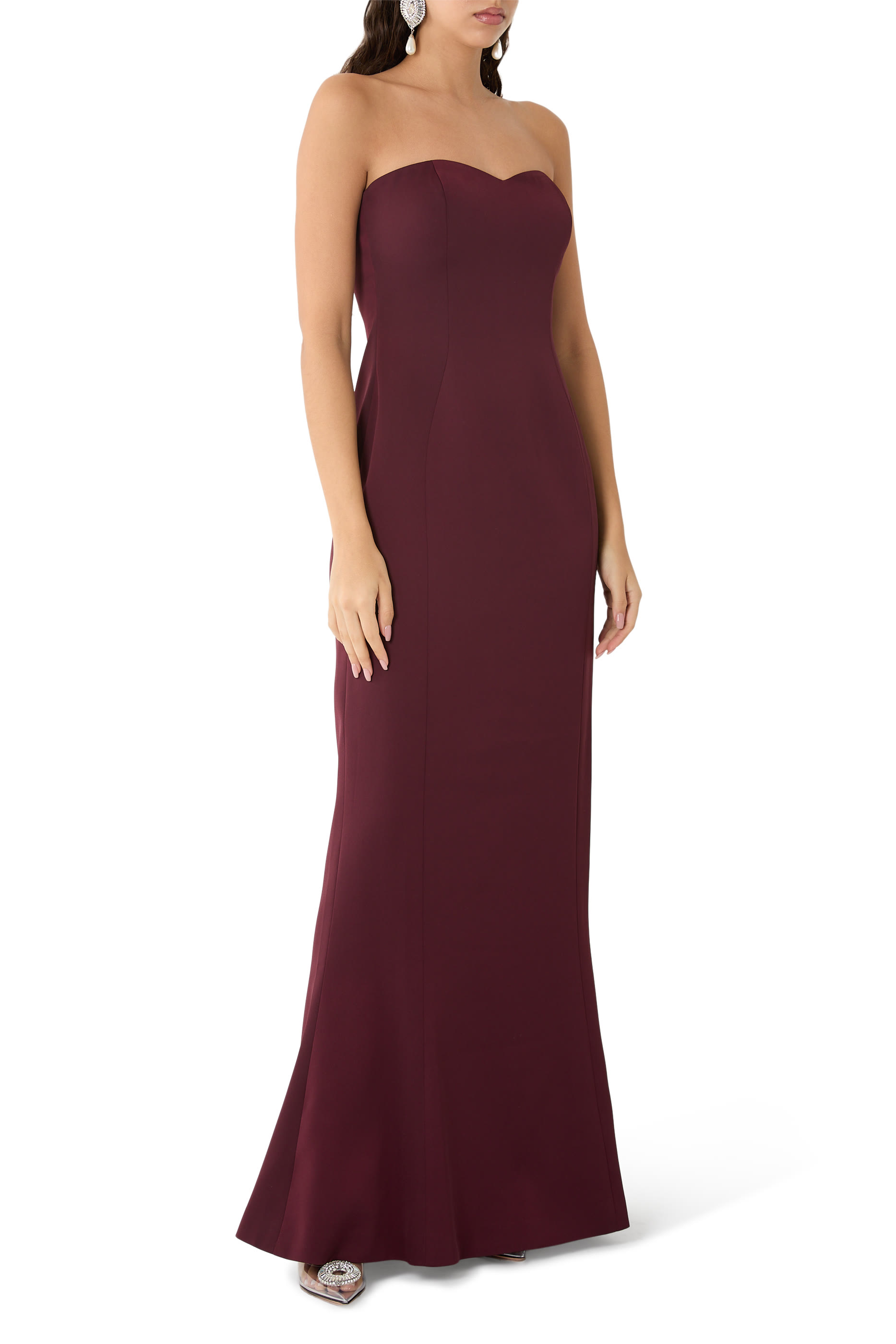 فستان سهرة مطرز بأكمام كاب