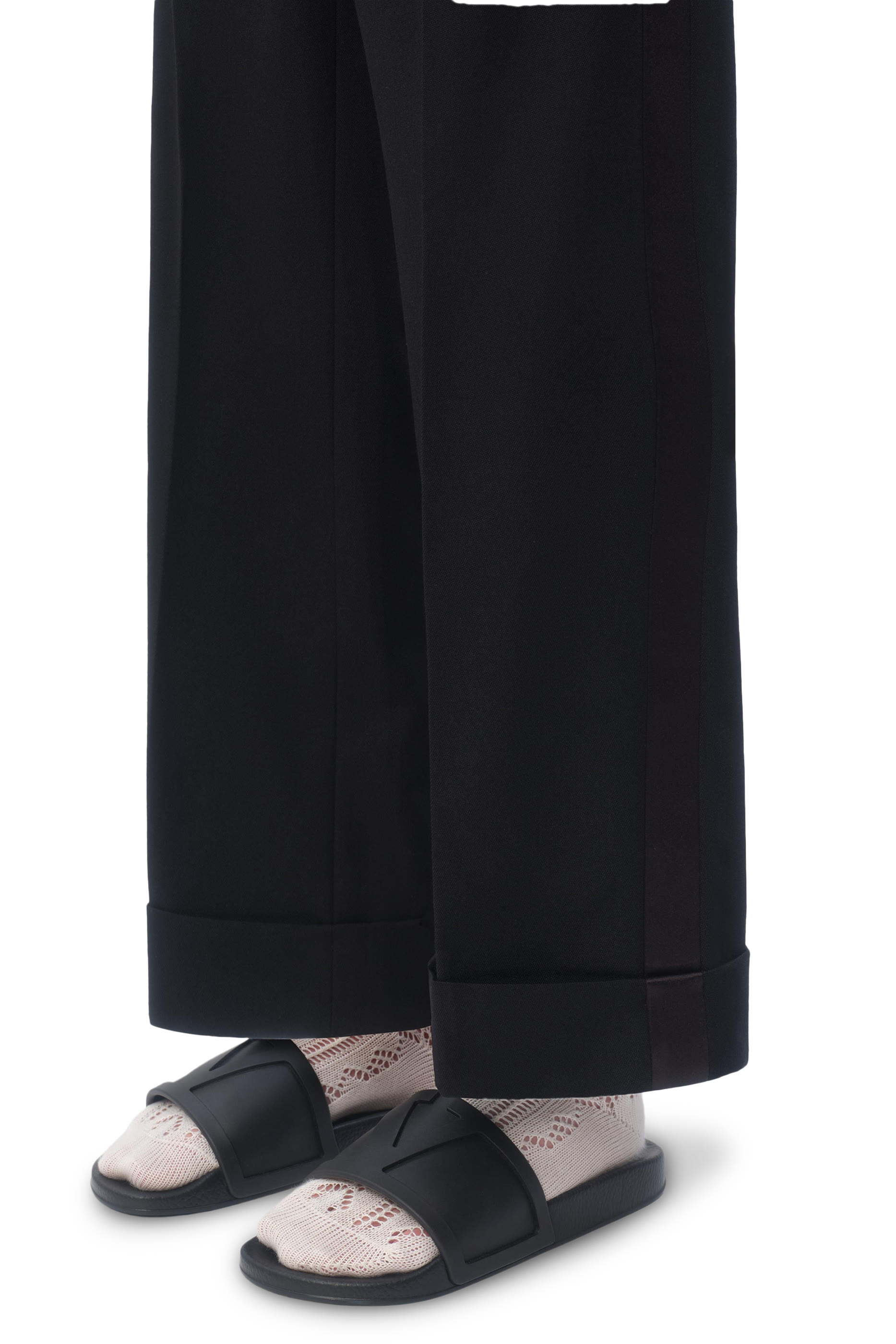 حذاء مفتوح من الخلف بشعار الماركة