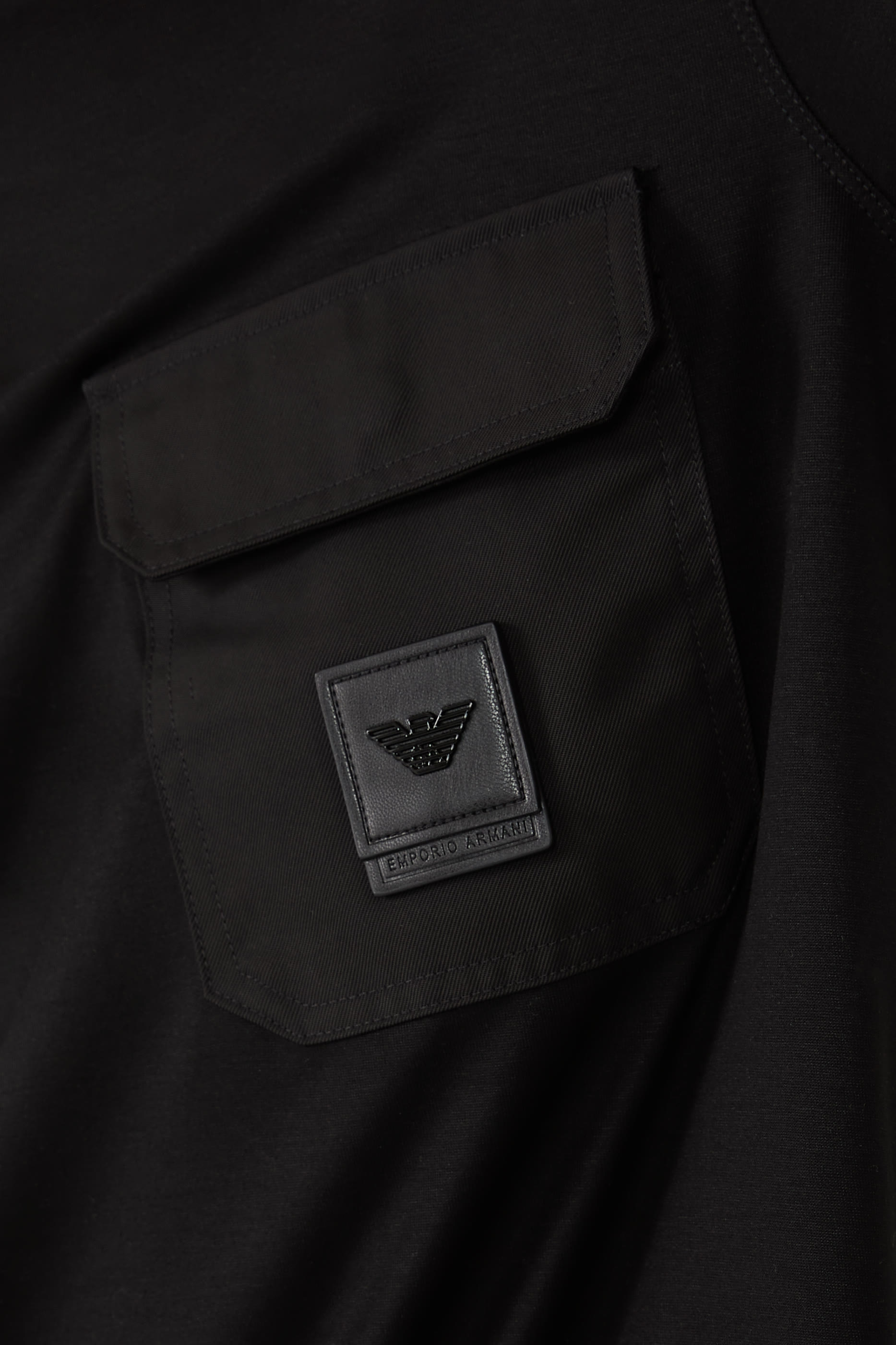 تيشيرت بقصة عادية وجيب خارجي بشعار الماركة