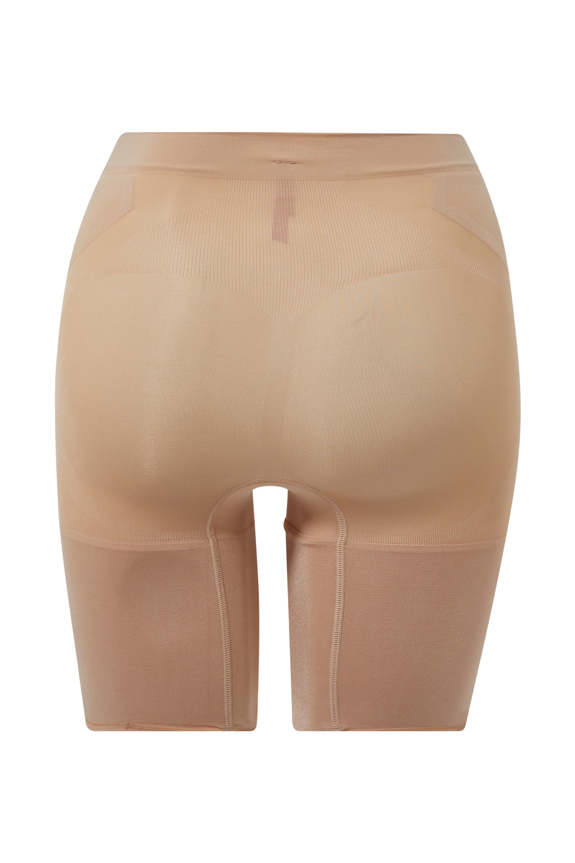 شورت بطول منتصف الفخذ