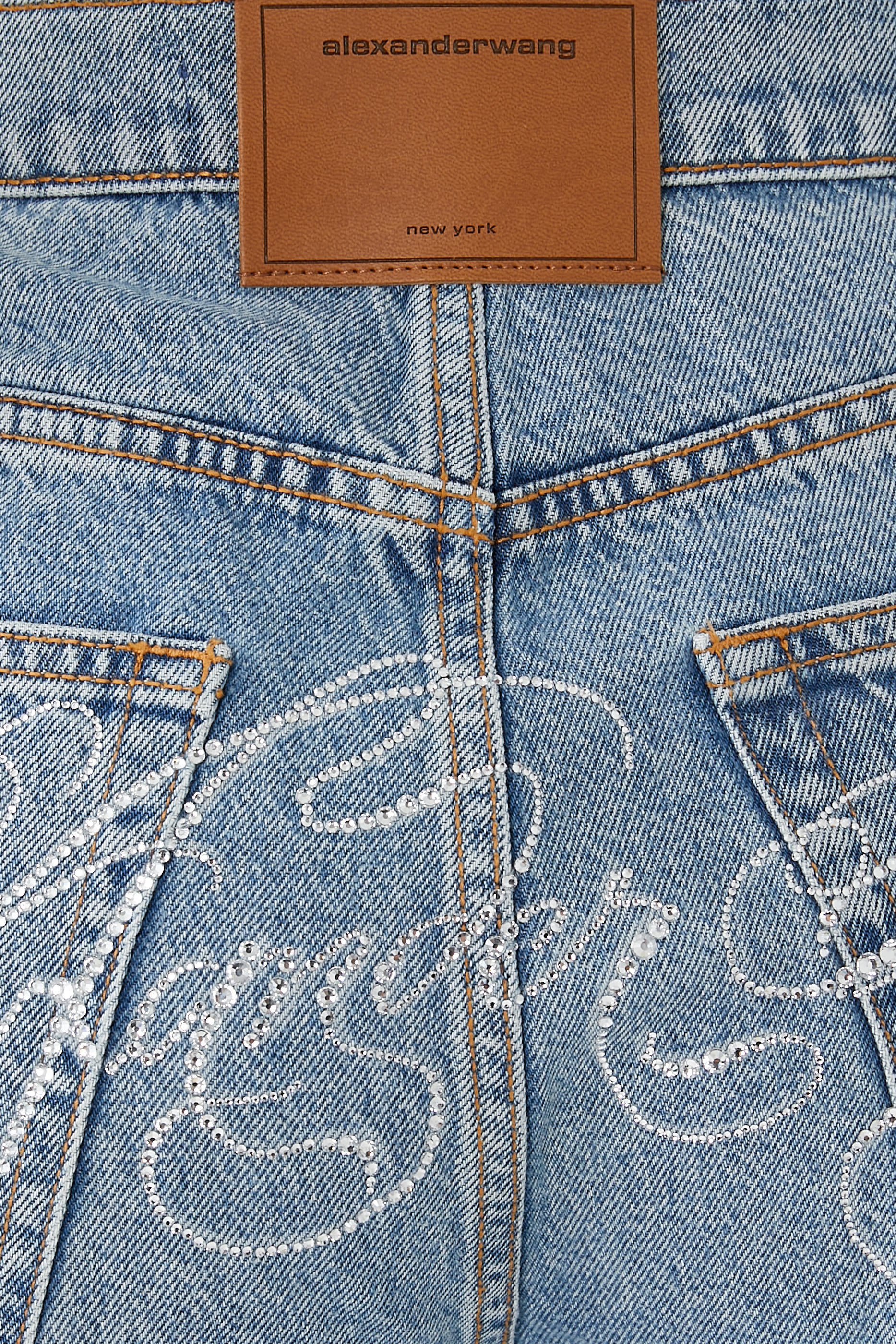 بنطال جينز بقصة ساق فضفاضة مستديرة بتفاصيل مجعدة