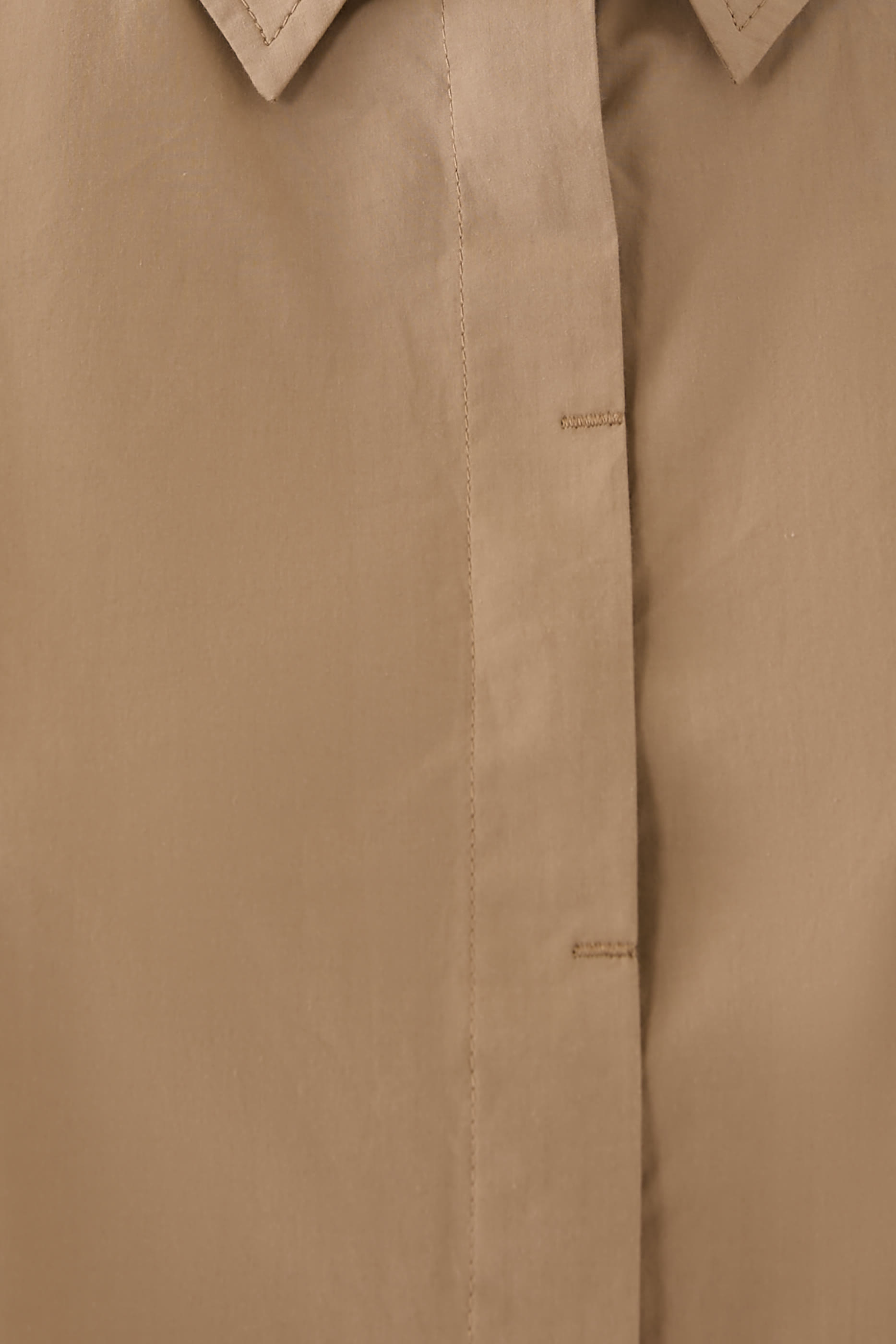 قميص بقصة مريحة بلا أكمام