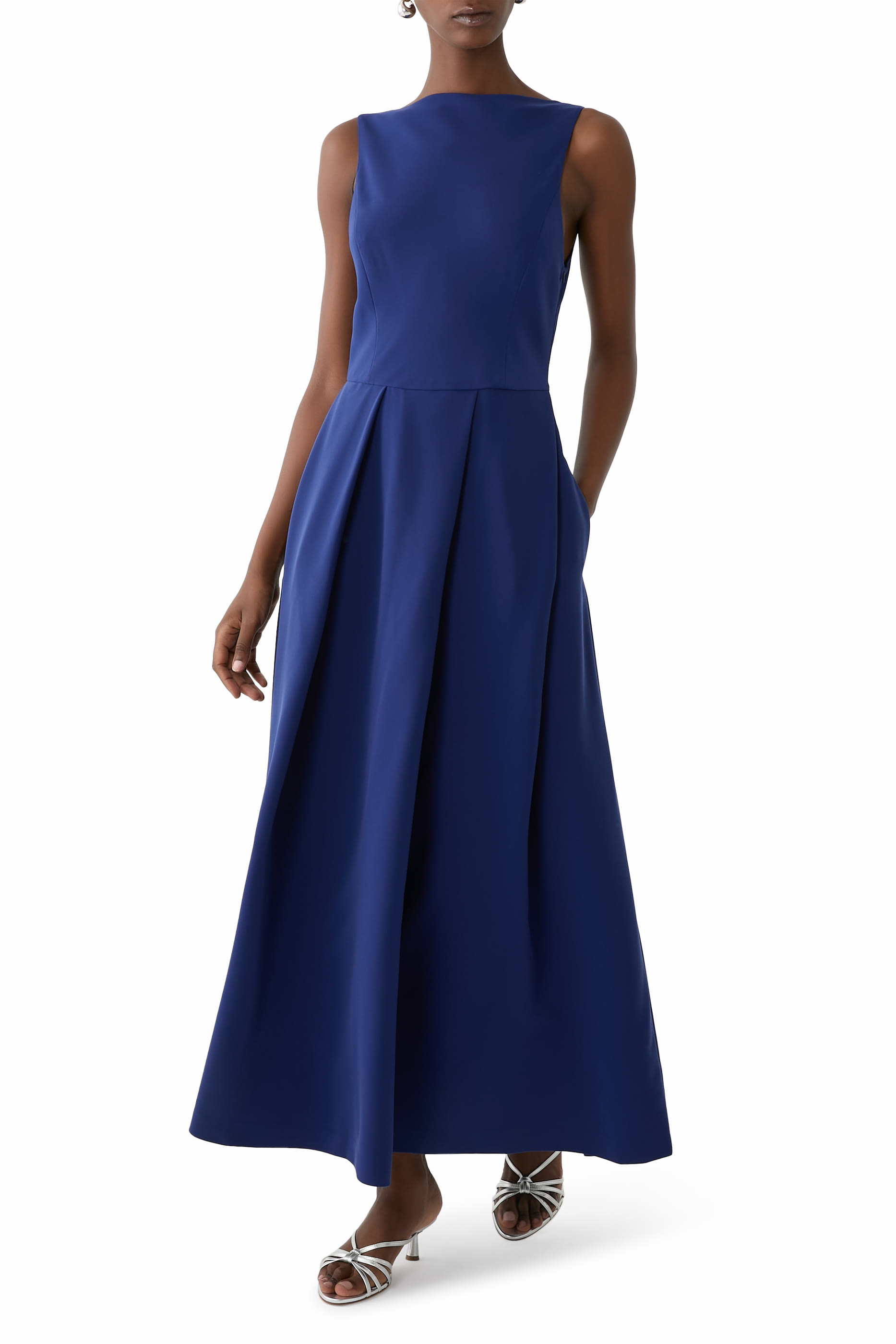 فستان متوسط الطول بطيات