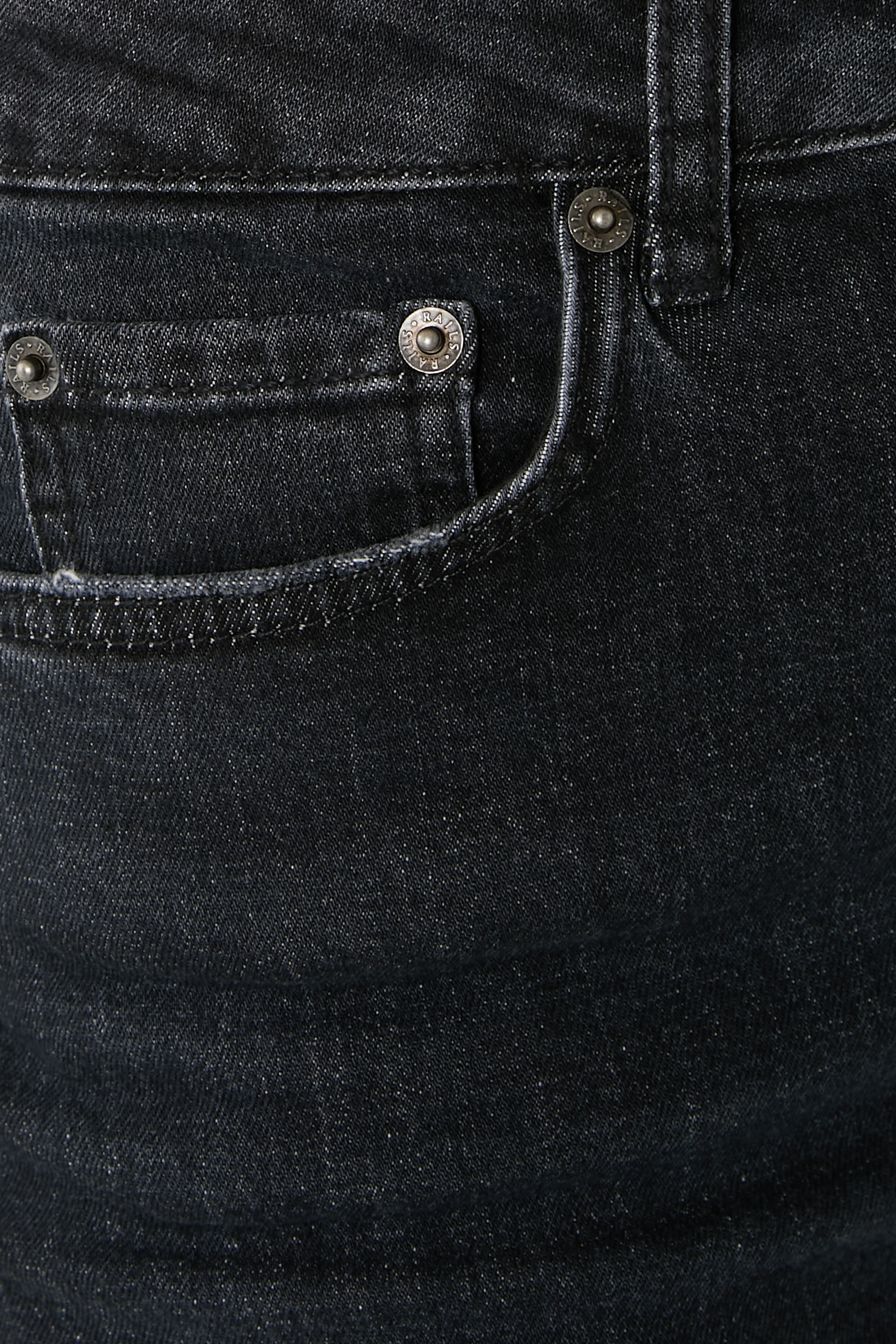 بنطال جينز صن ست قصير بقصة ضيقة وحافة واسعة