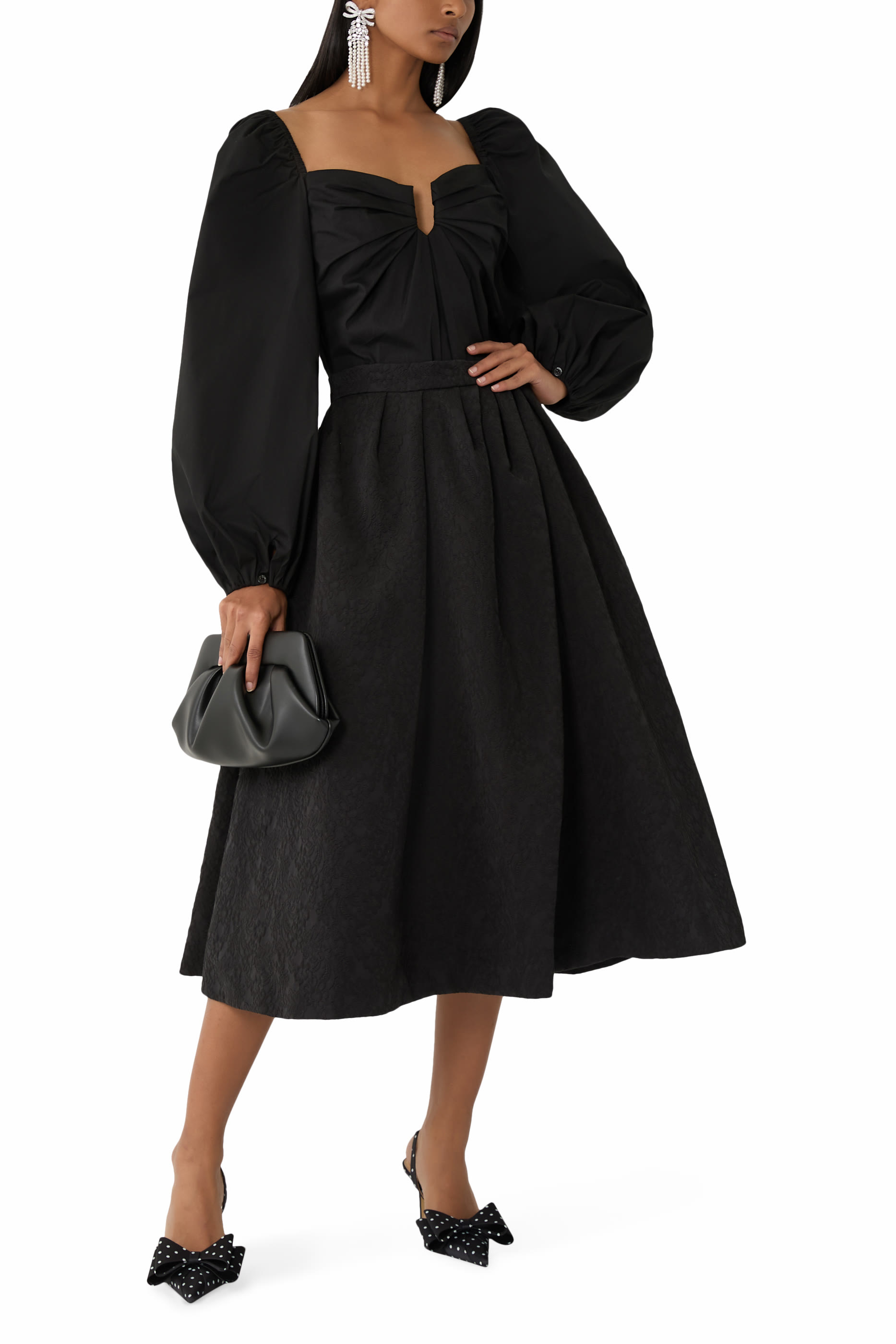 بلوزة بياقة قلب وأكمام منفوخة