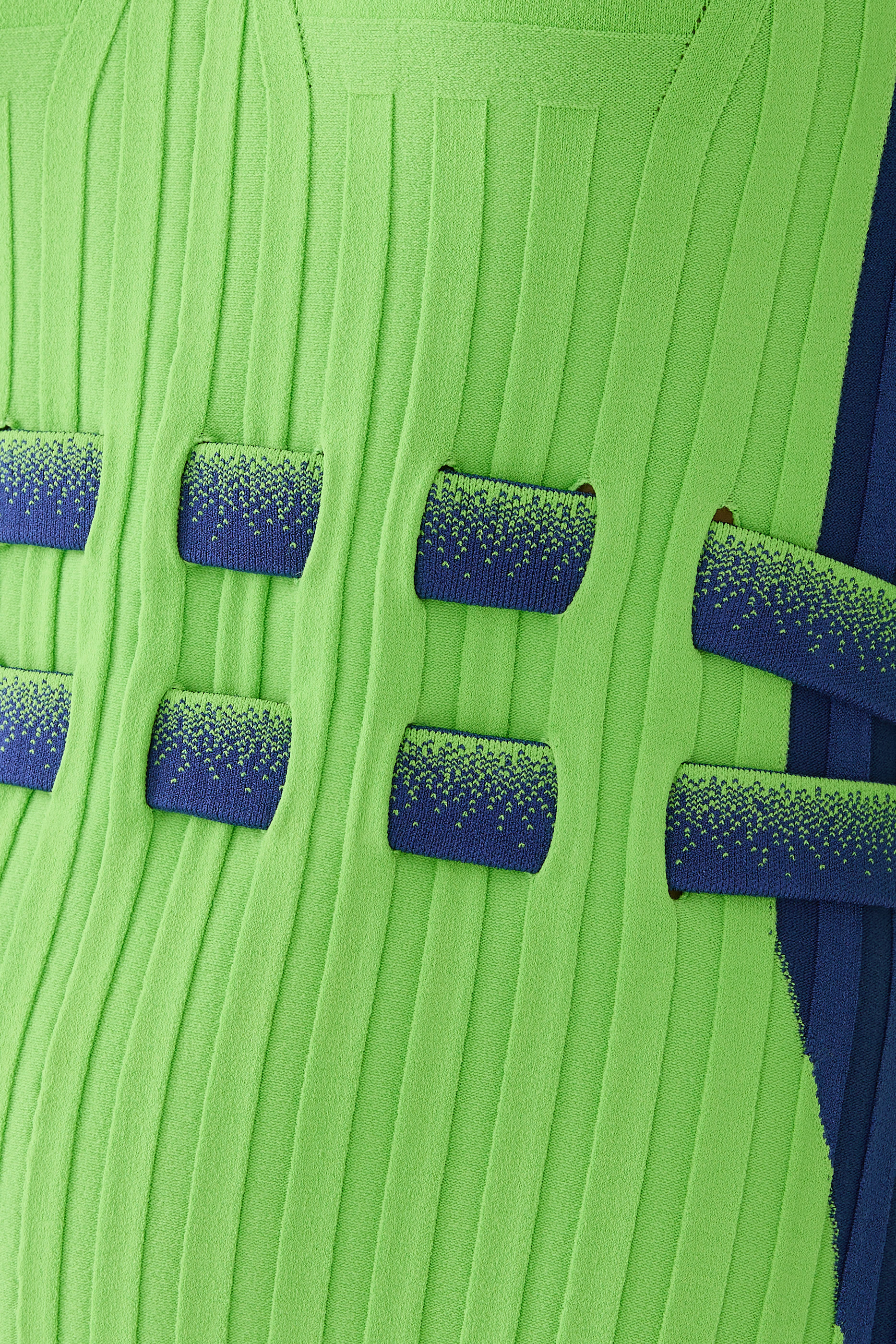 فستان أستر بليتد مع فتحة متموجة