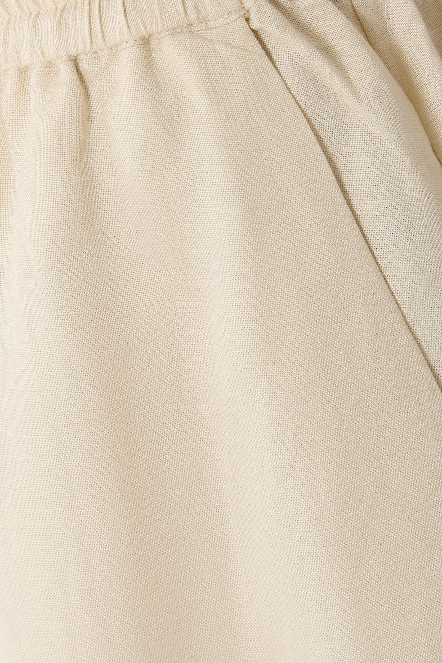 بنطال جيجي بقصة ساق واسعة