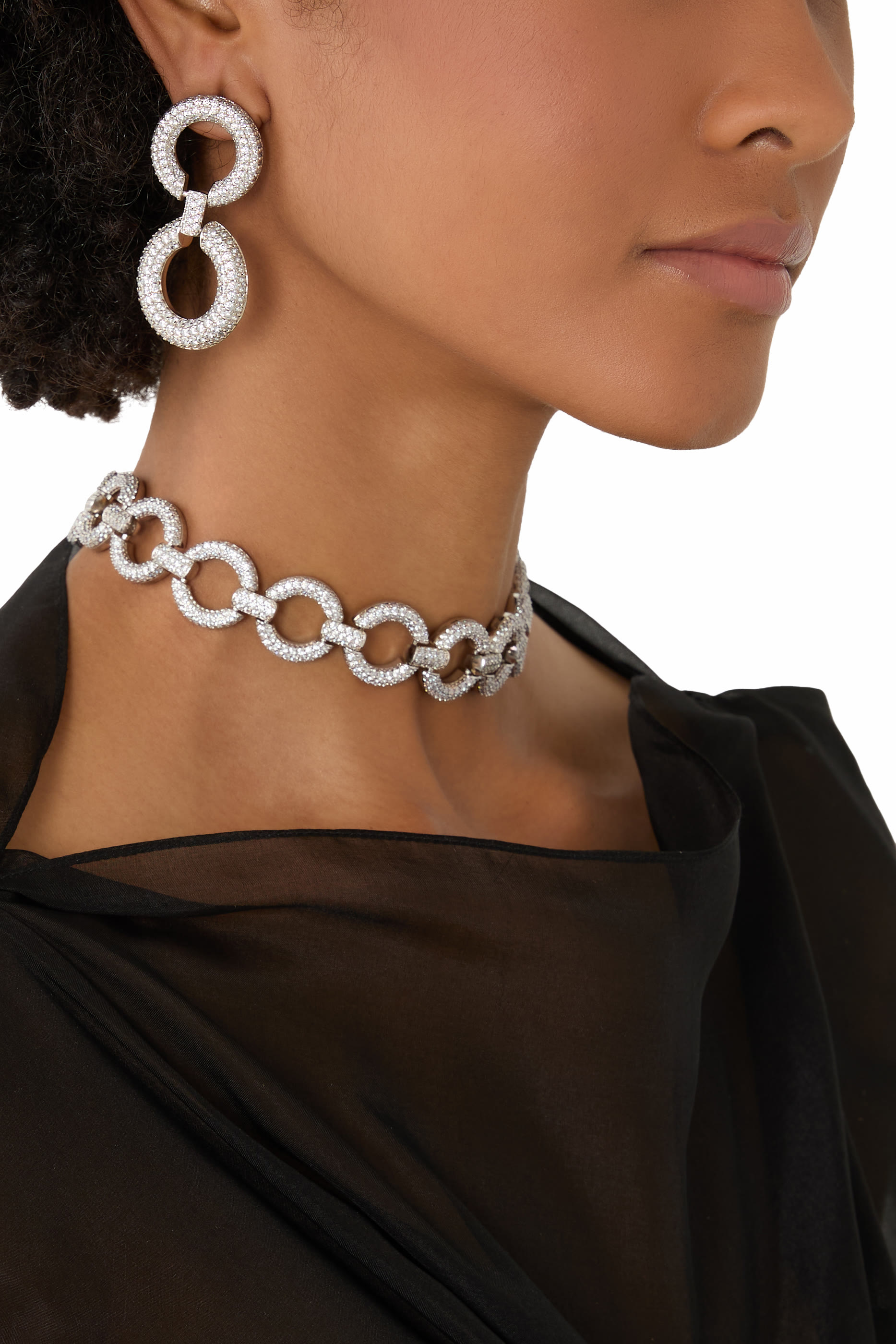 قلادة رقبة بتصميم حلقات متصلة مرصعة بكريستال