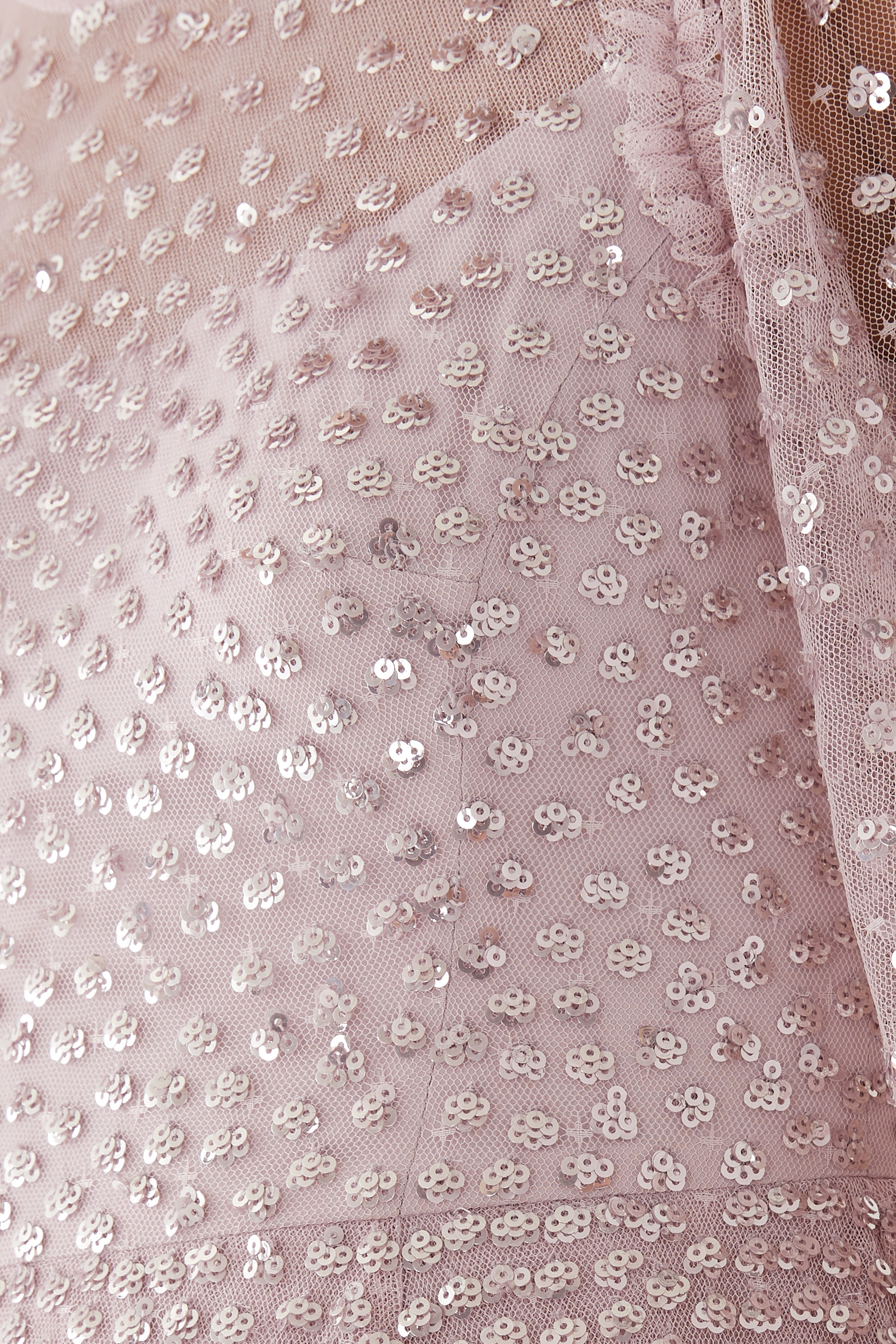 فستان بطول الكاحل وياقة مستديرة وتطريزات نقاط متناثرة