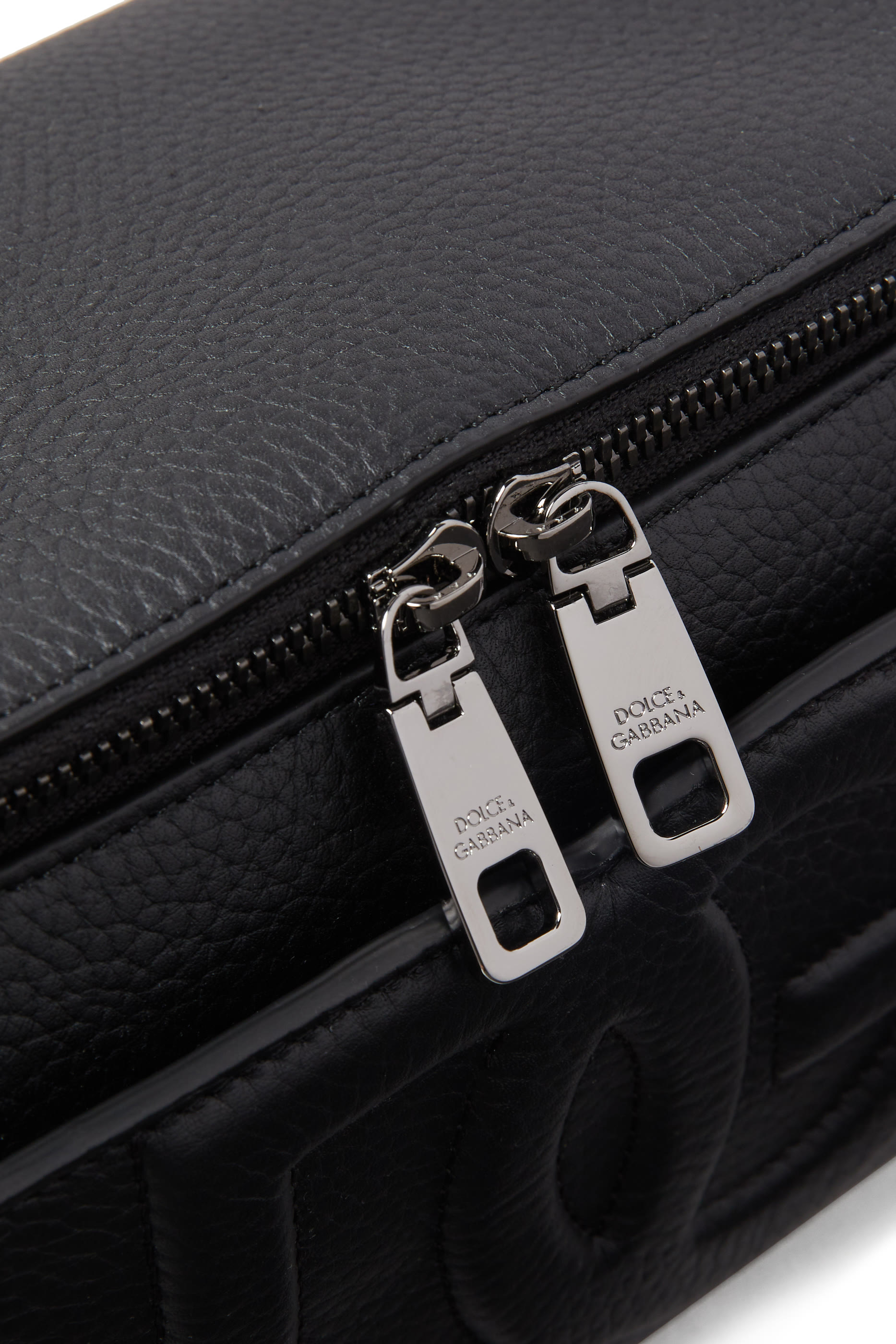 حقيبة مستحضرات عناية ذاتية بشعار الماركة