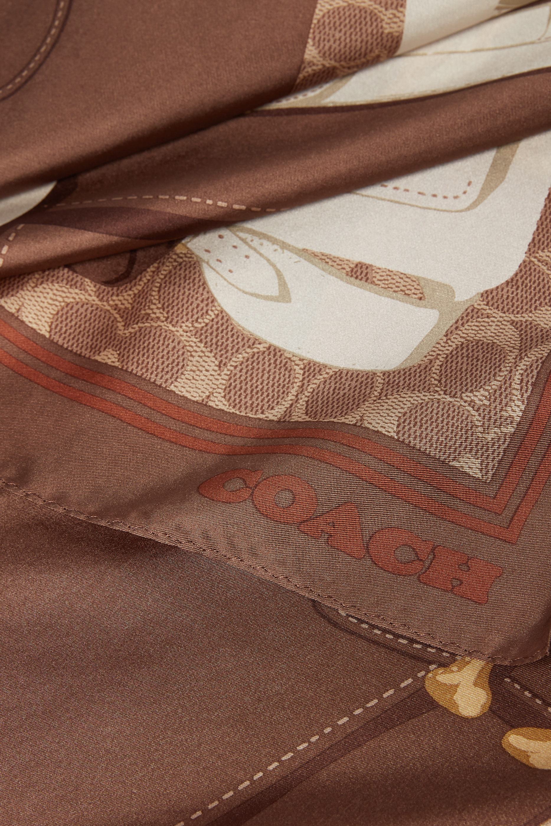 وشاح مربع بطبعات حقيبة تابي حرير