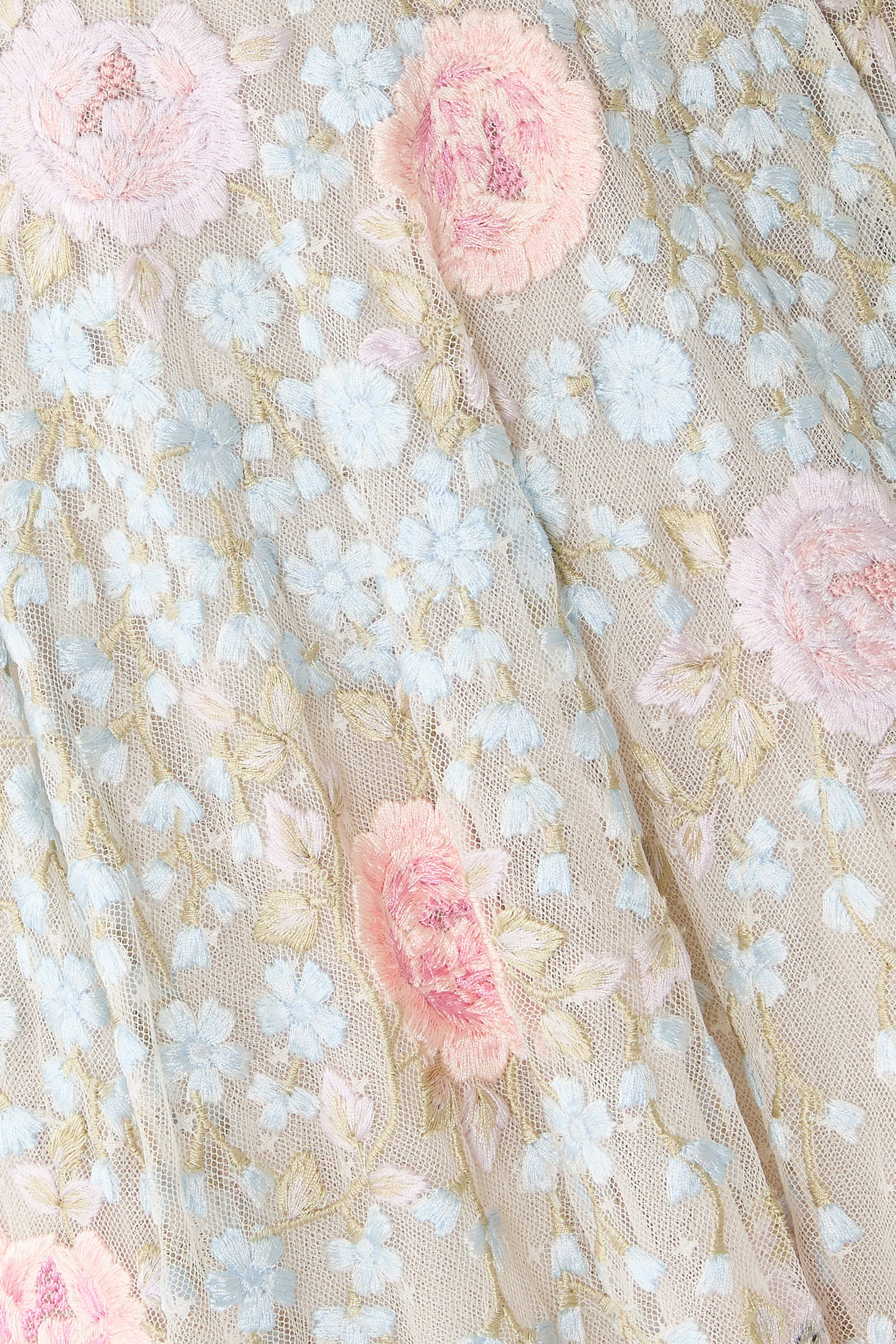 فستان كريسيدا قصير جداً مطرز بياقة عميقة