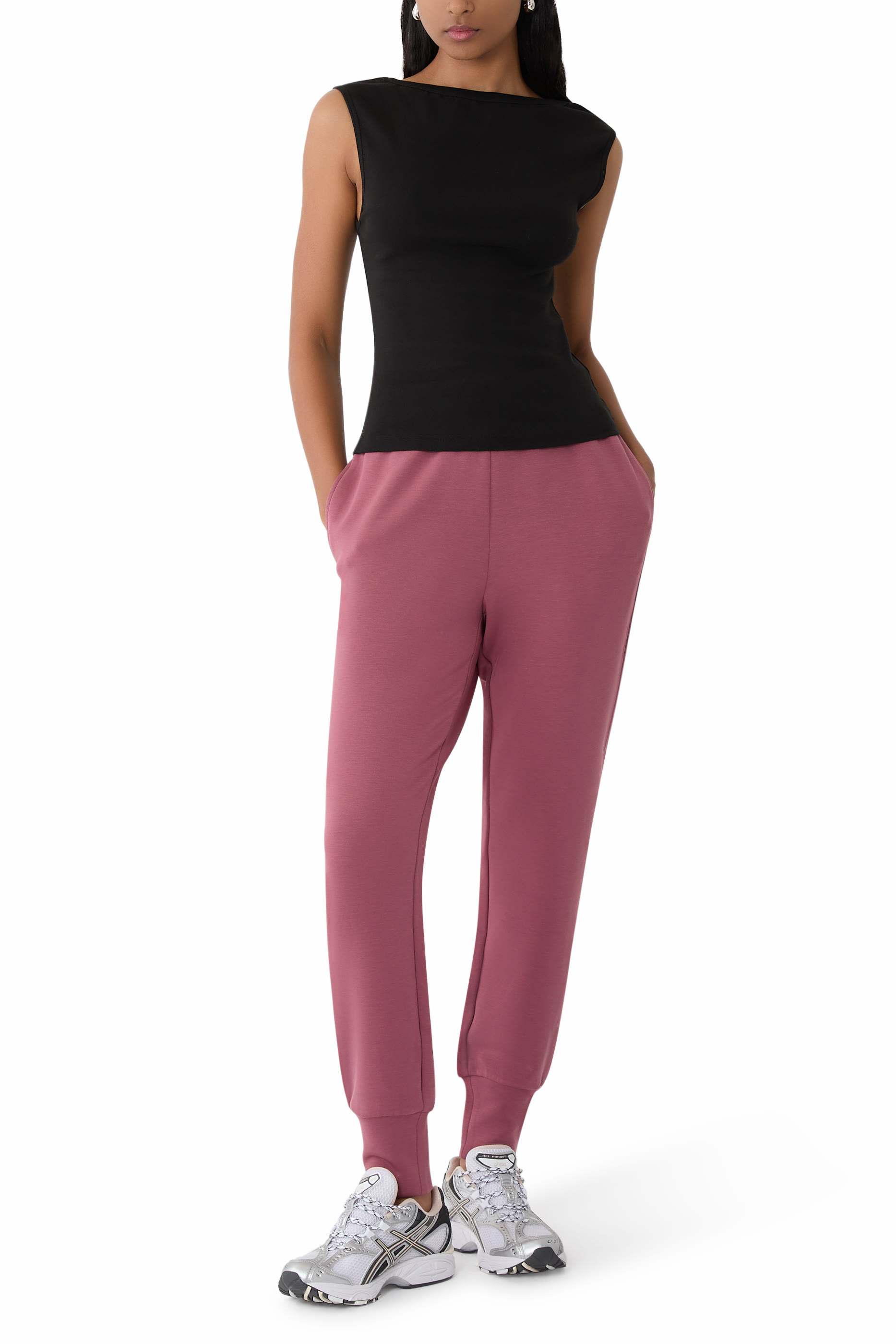 بنطال بقصة ضيقة وأساور