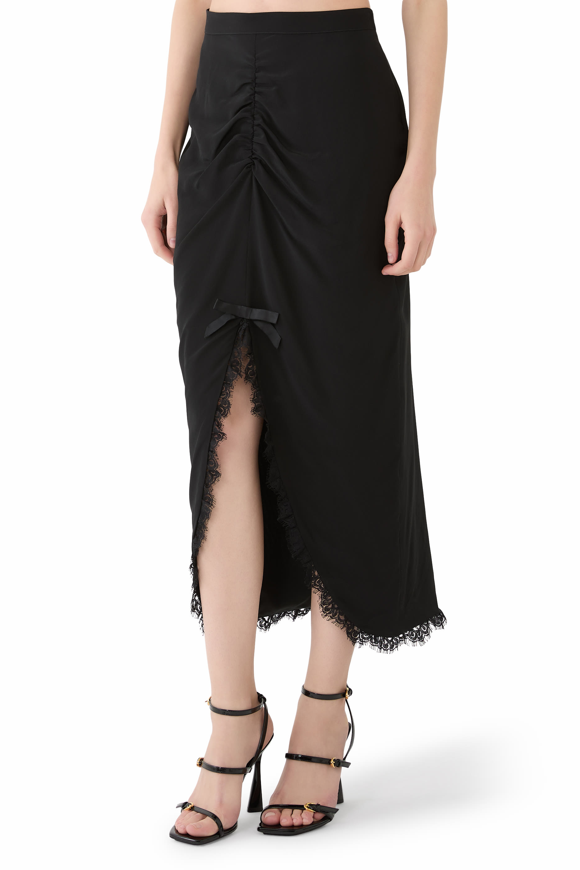 تنورة متوسطة الطول مزينة بكشكش