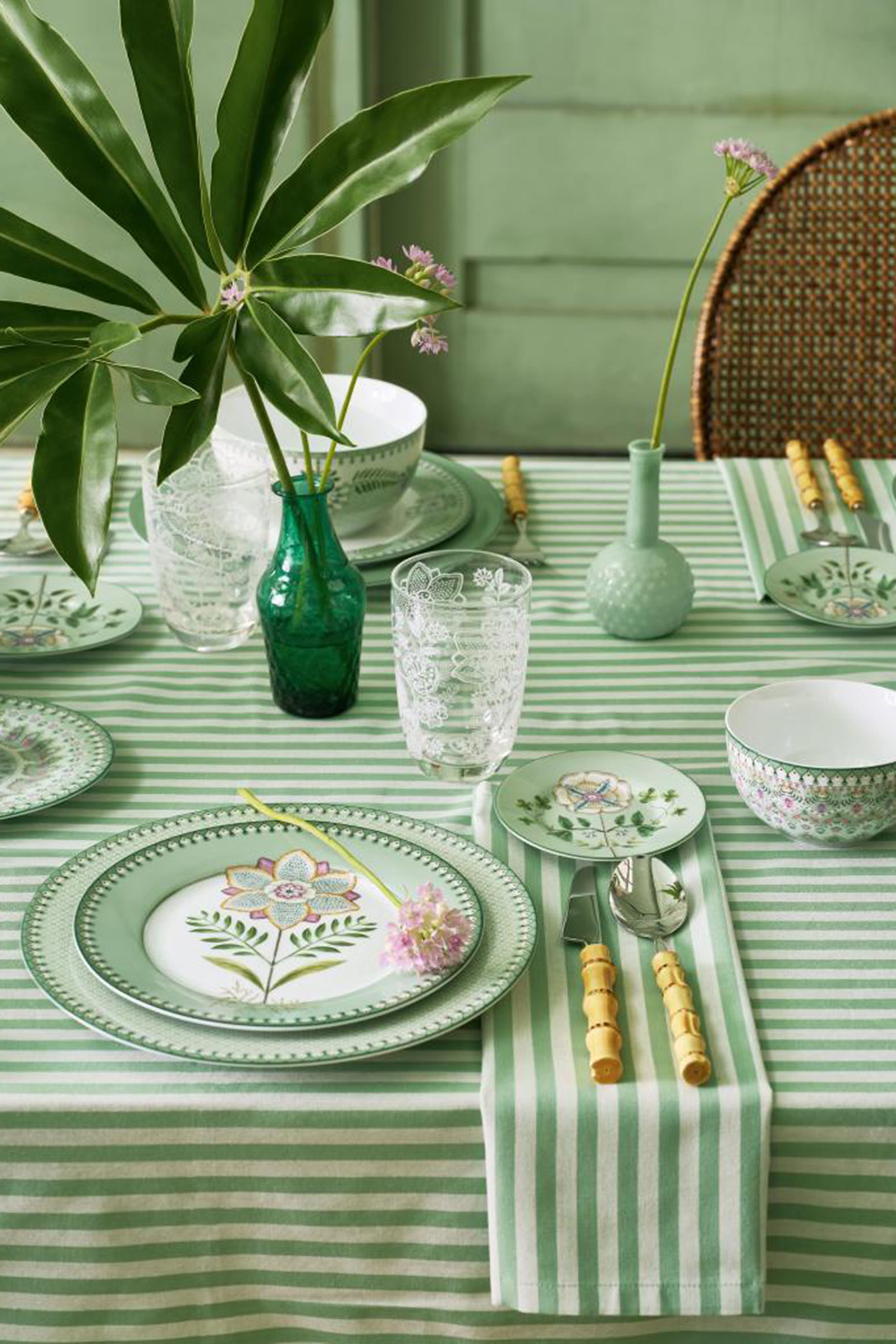 مفرش طاولة مخطط