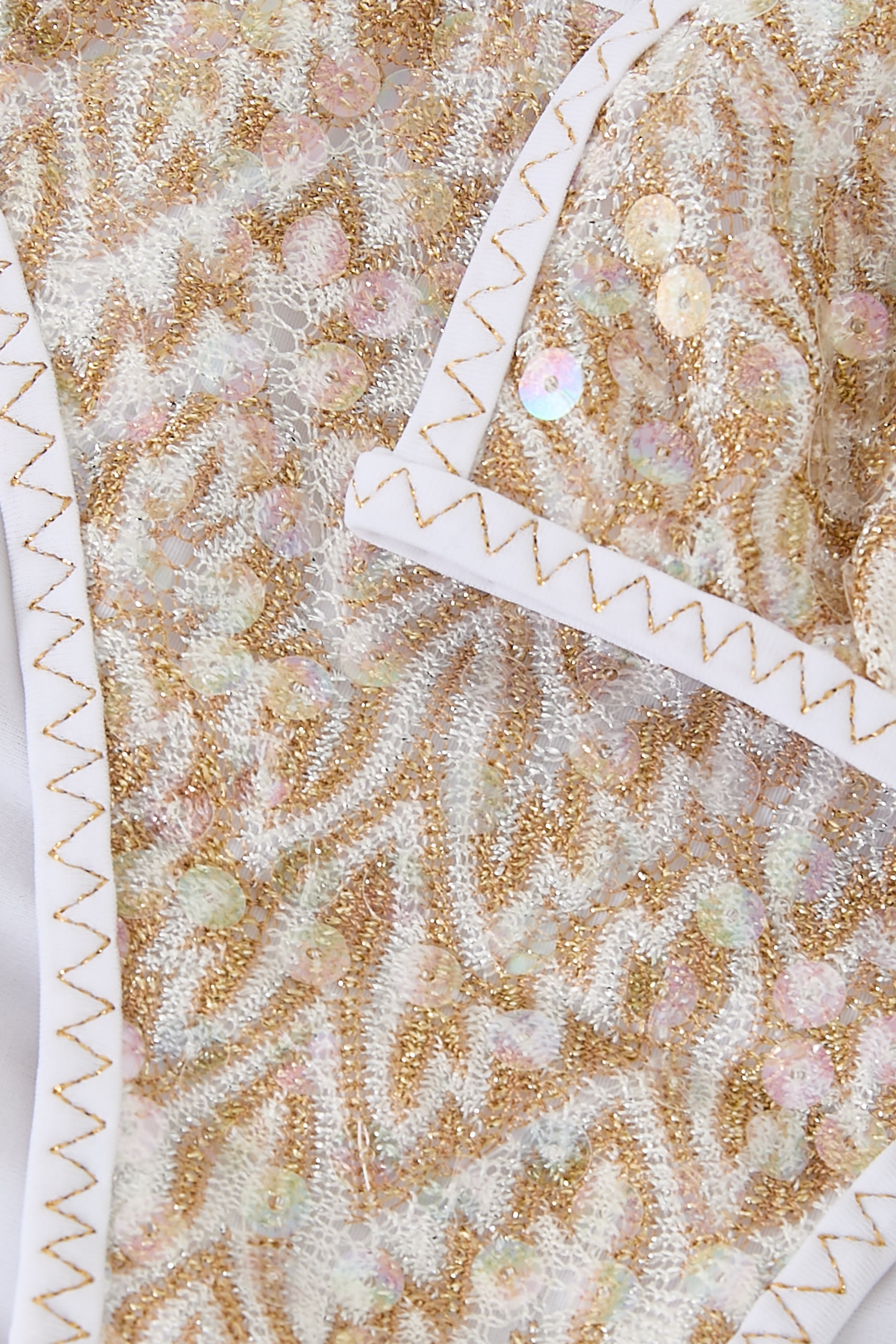 طقم بيكيني بتصميم مثلث بنقشة متعرجة وأربطة قابلة للتعديل