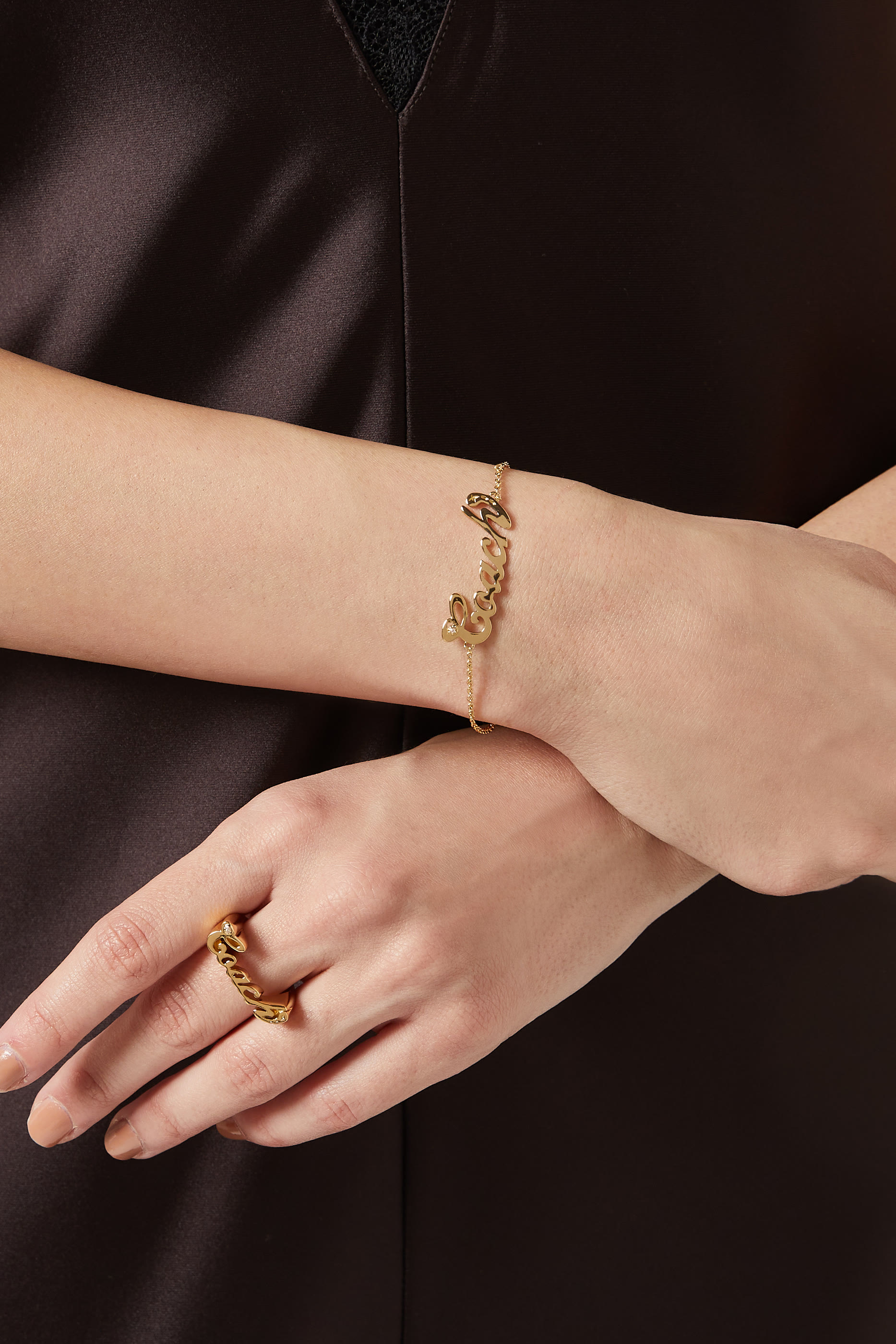 خاتم بتصميم شعار الماركة