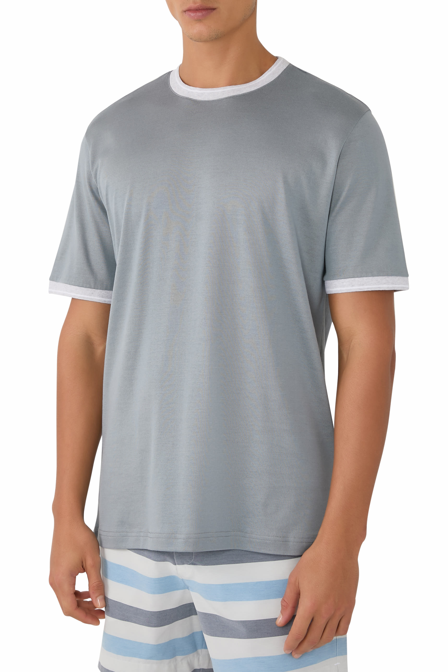 تيشيرت بياقة ضيقة