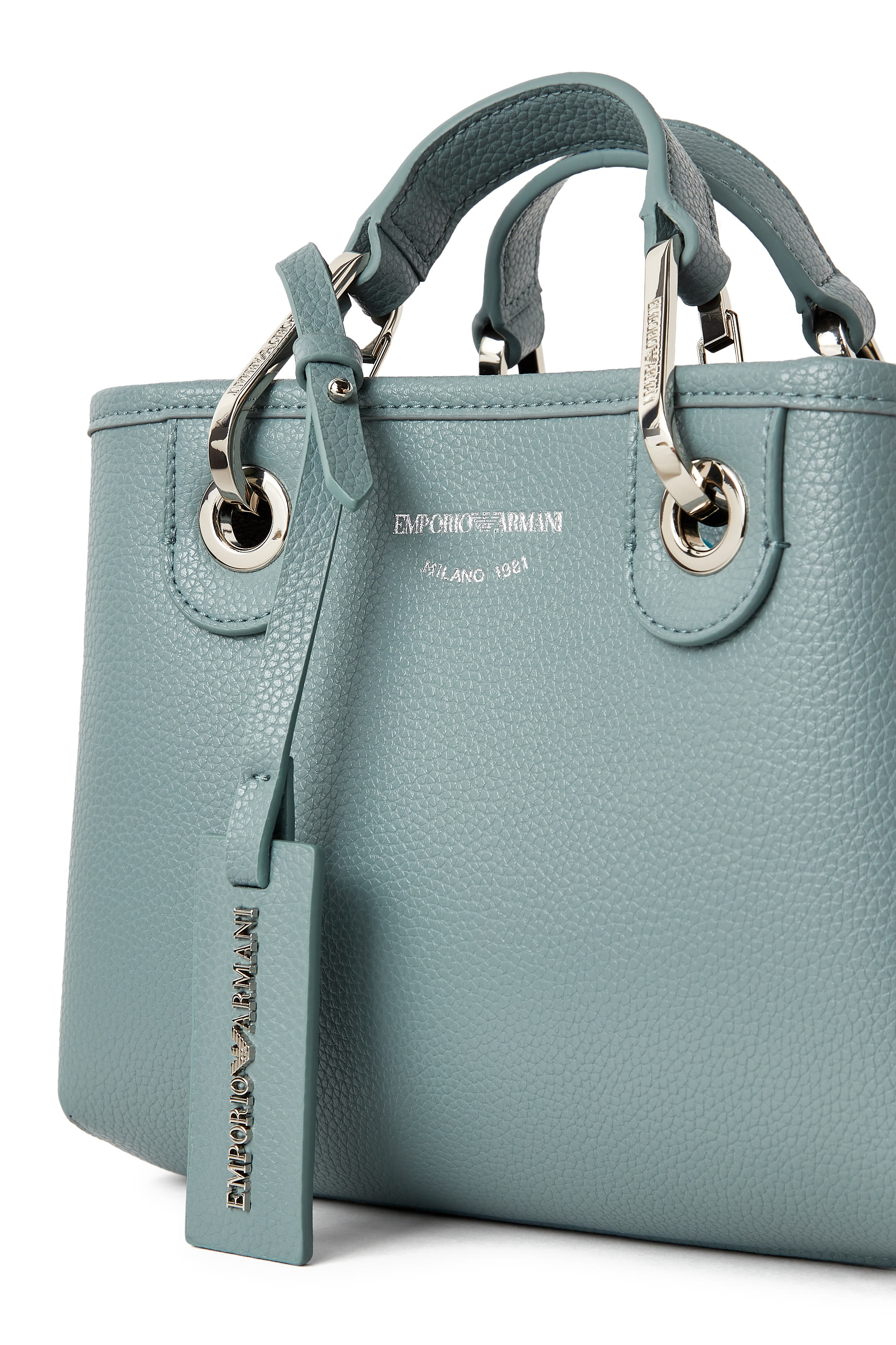 حقيبة يد مزينة بشعار الماركة