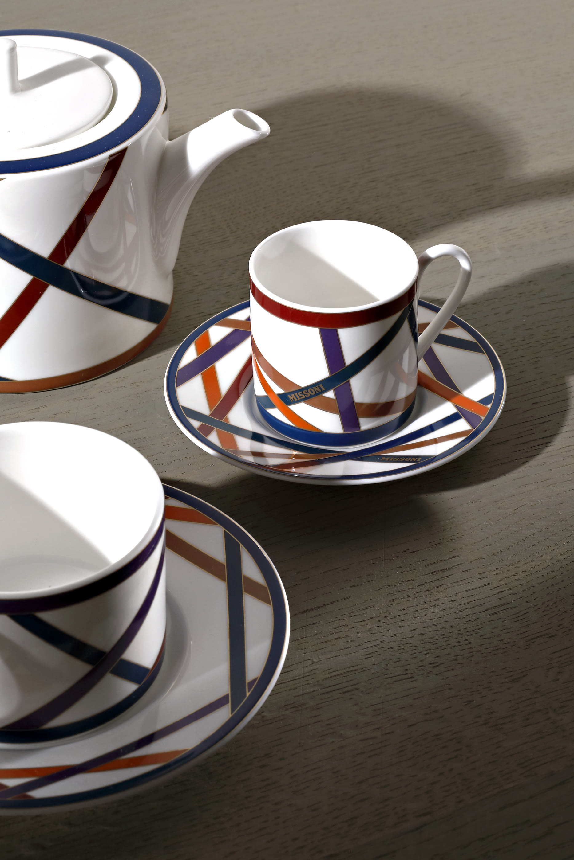 طبق وفنجان قهوة ناستري