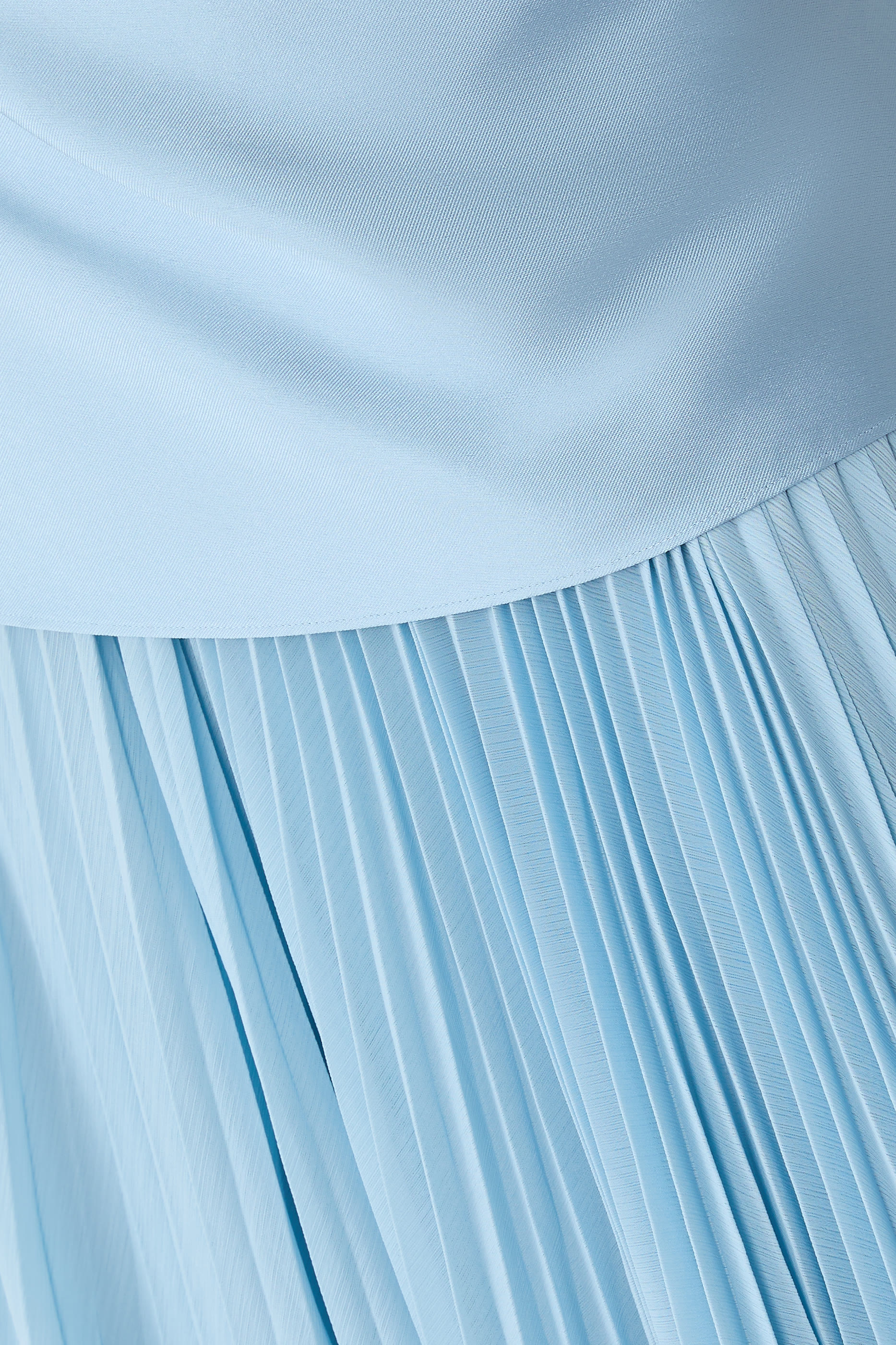 فستانسهرة كلوديت بتنورة بطيات