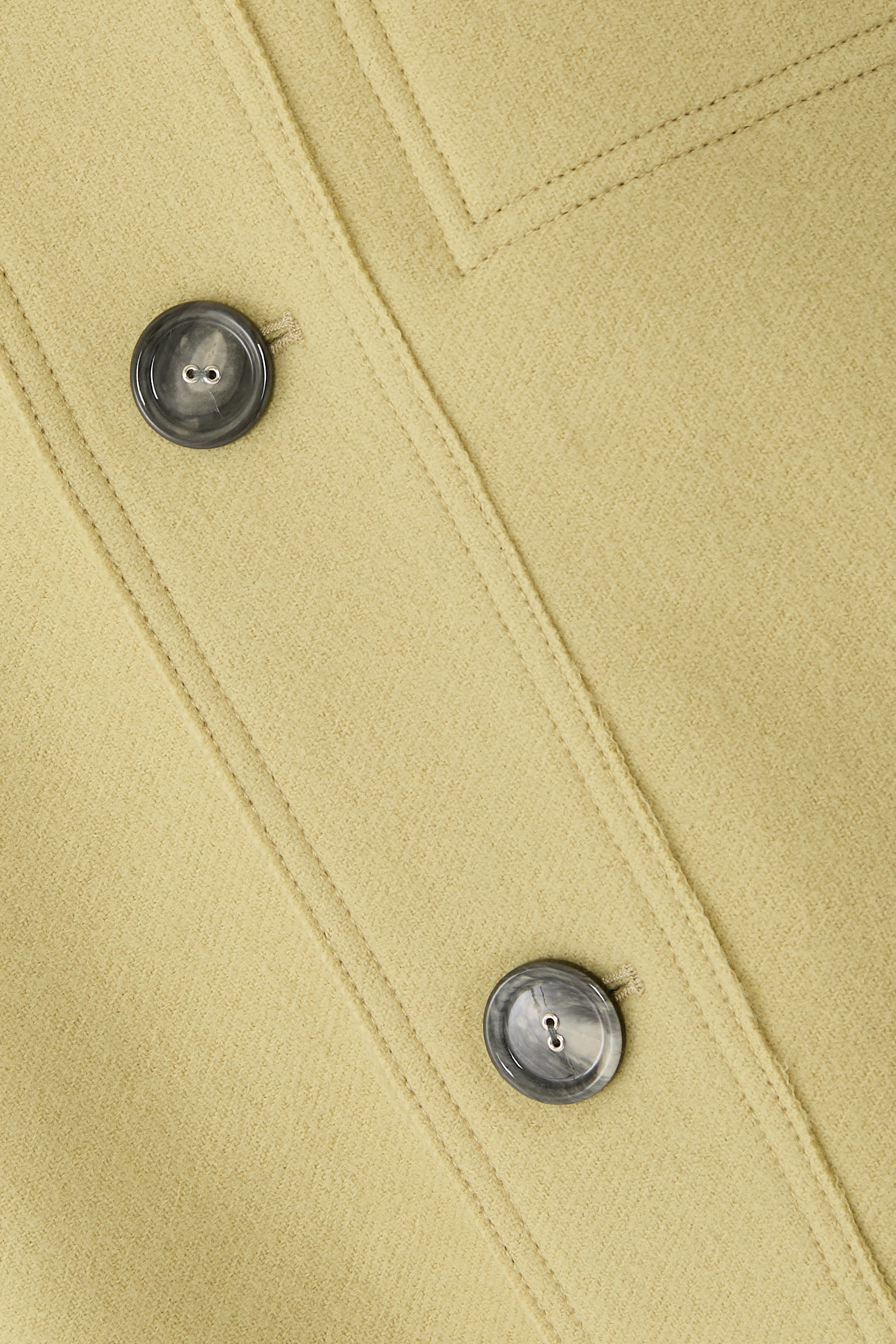 جاكيت بأزرار صوف