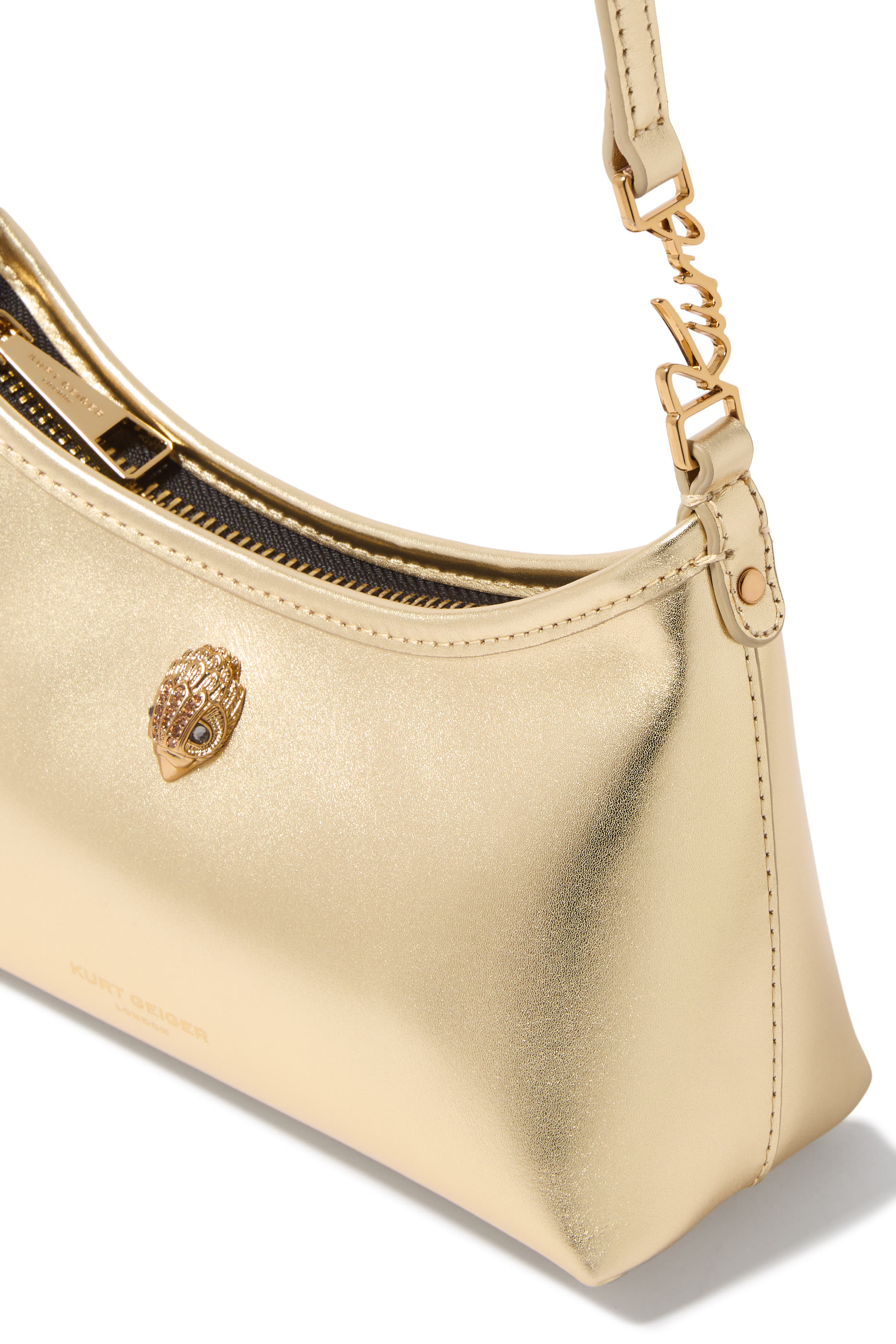 حقيبة بحمالة وشعار الماركة