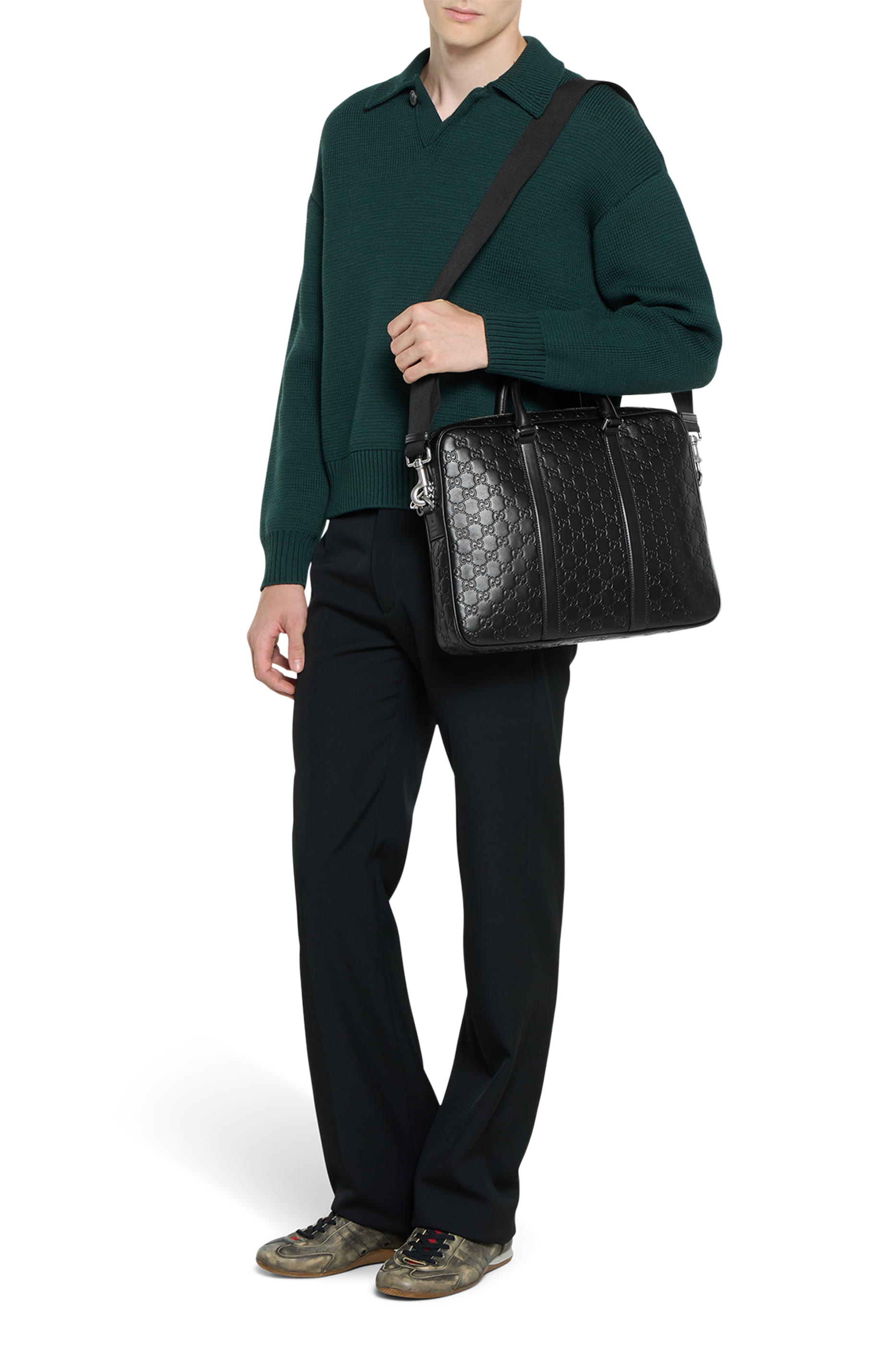 حقيبة كبيرة بشعار الماركة