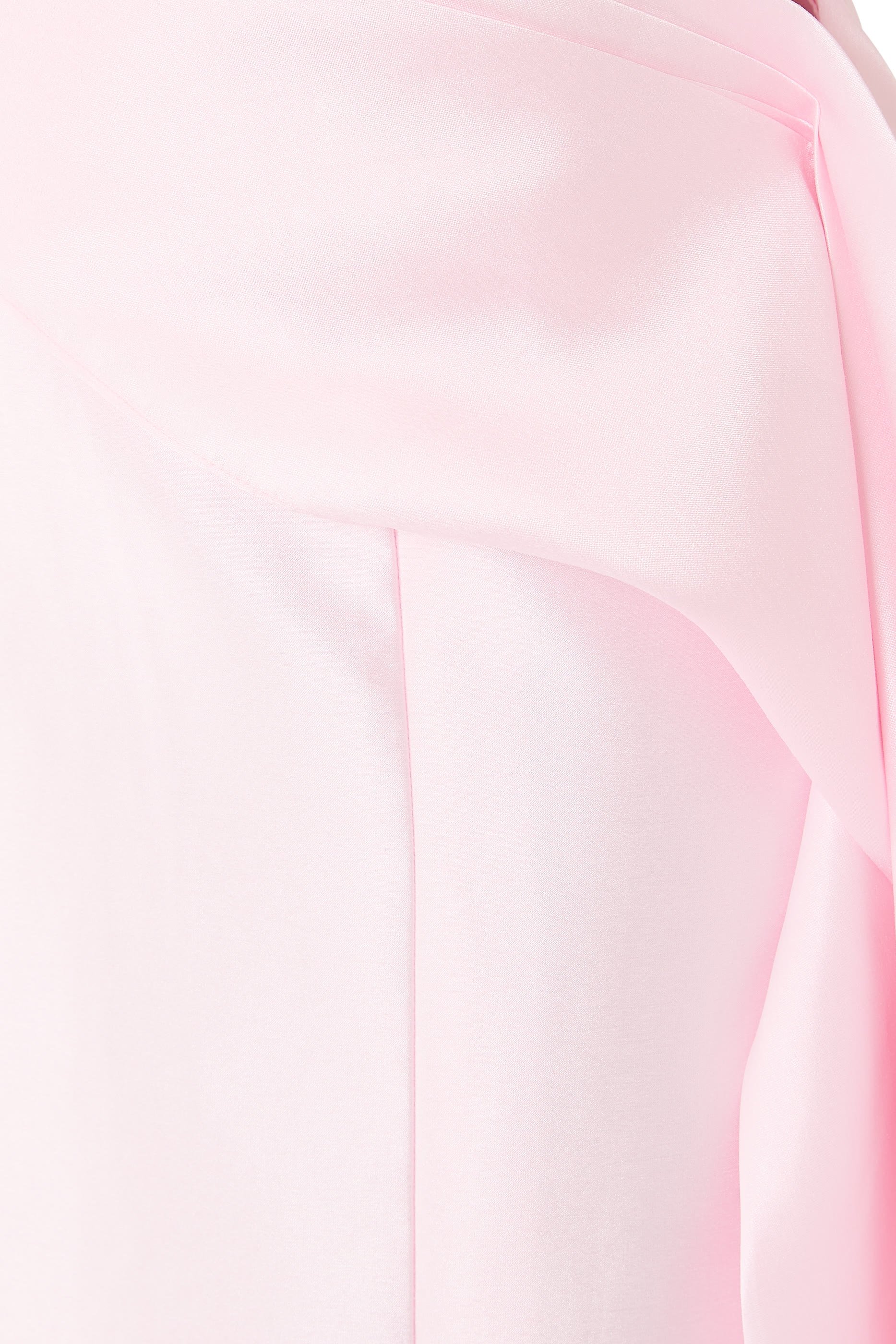 فستان ميكادو بقصة ضيقة وكتف مكشوف مع ذيل جانبي