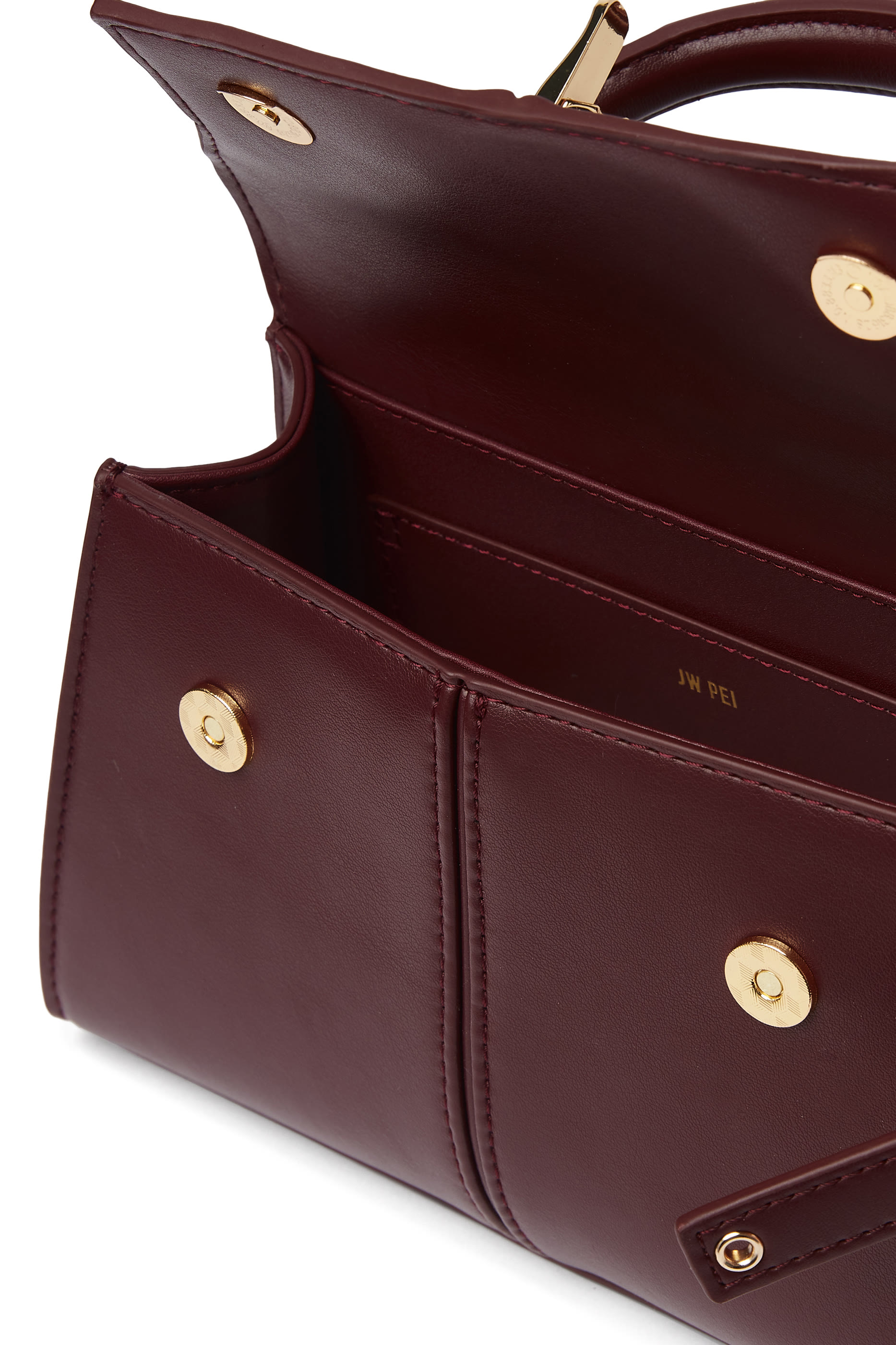 حقيبة إليس بيد علوية