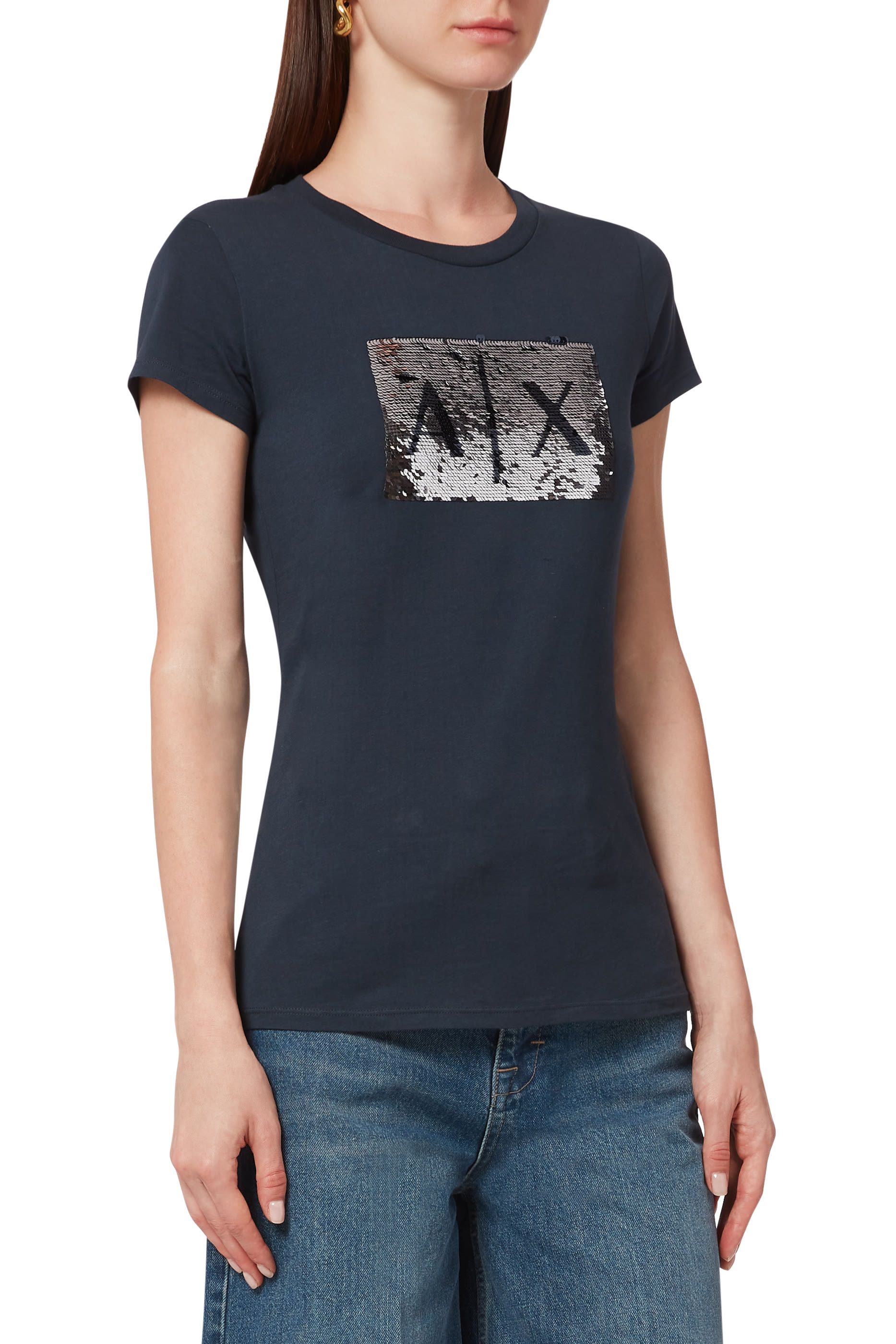 تيشيرت بشعار الماركة مزين بترتر