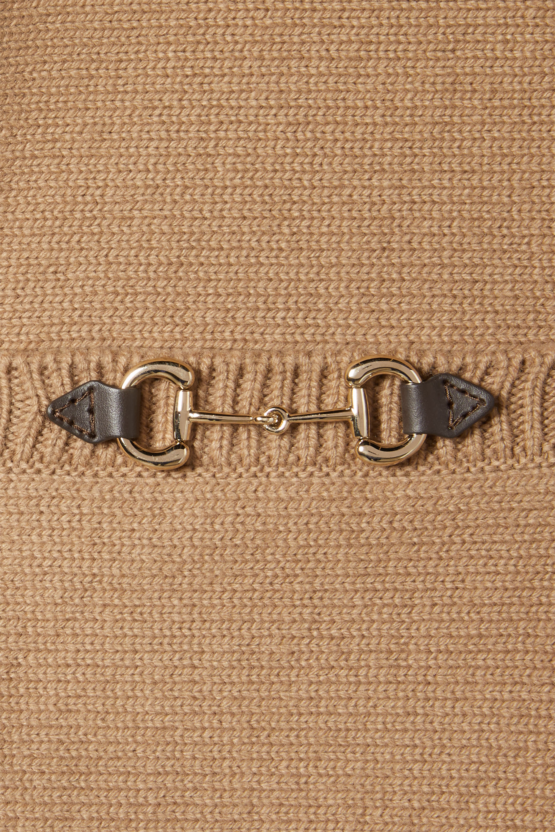 بلوزة كشمير وصوف مزينة بحلية شعار الماركة