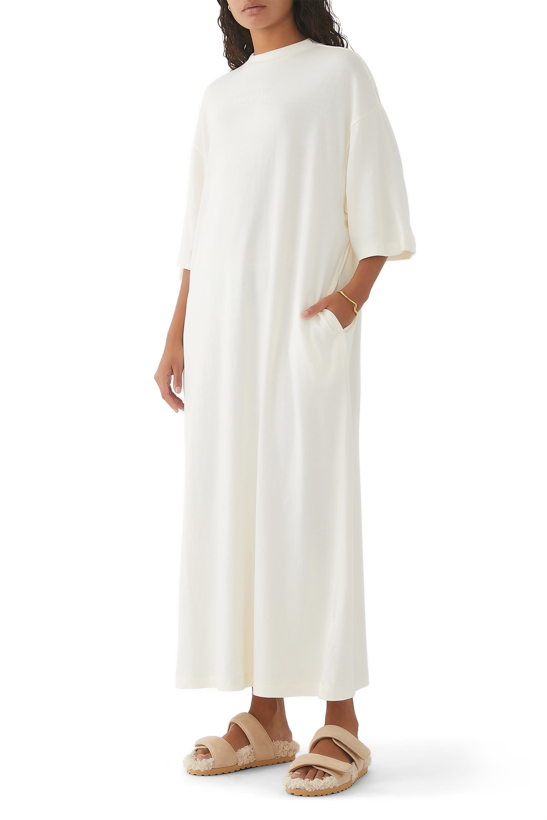 فستان بأكمام بطول ثلاثة أرباع بشعار إسنشالز