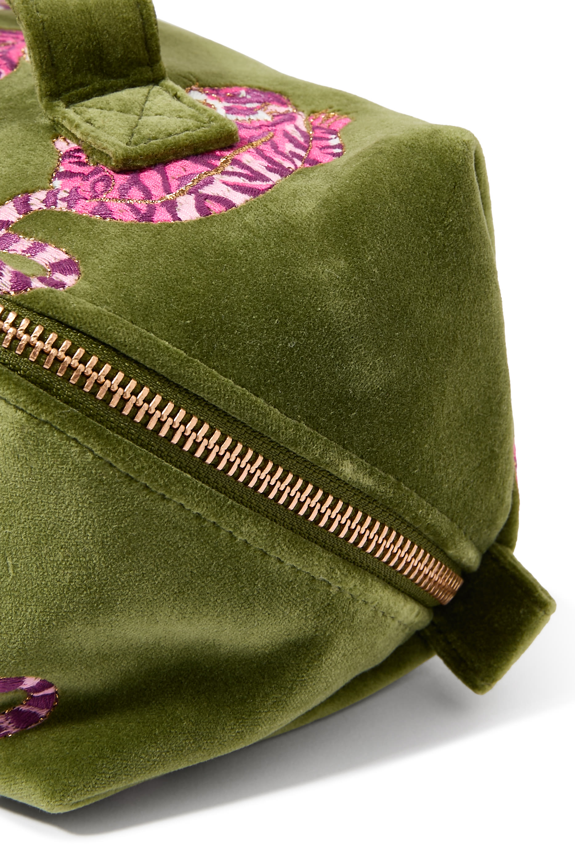 حقيبة مكياج واسعة رفيعة بغطاء قلاب بنقشة نمر