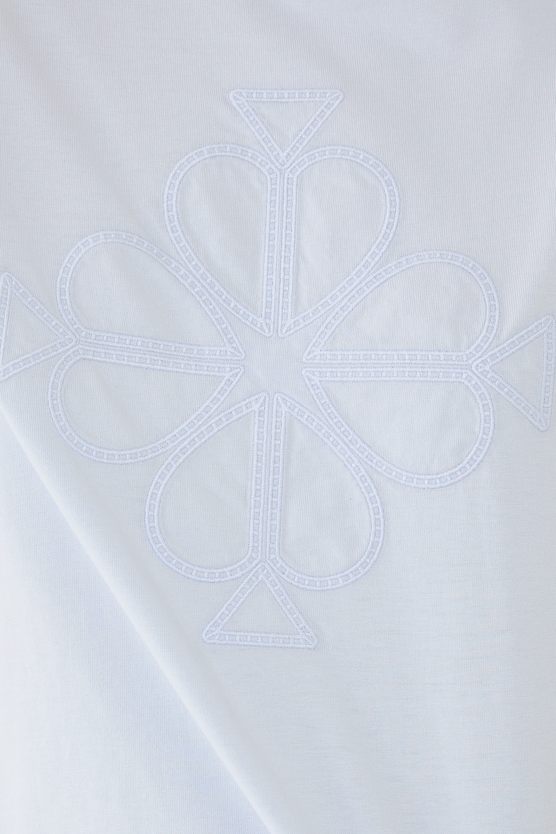 تيشيرت مطرز بقلوب بالشكل البستوني