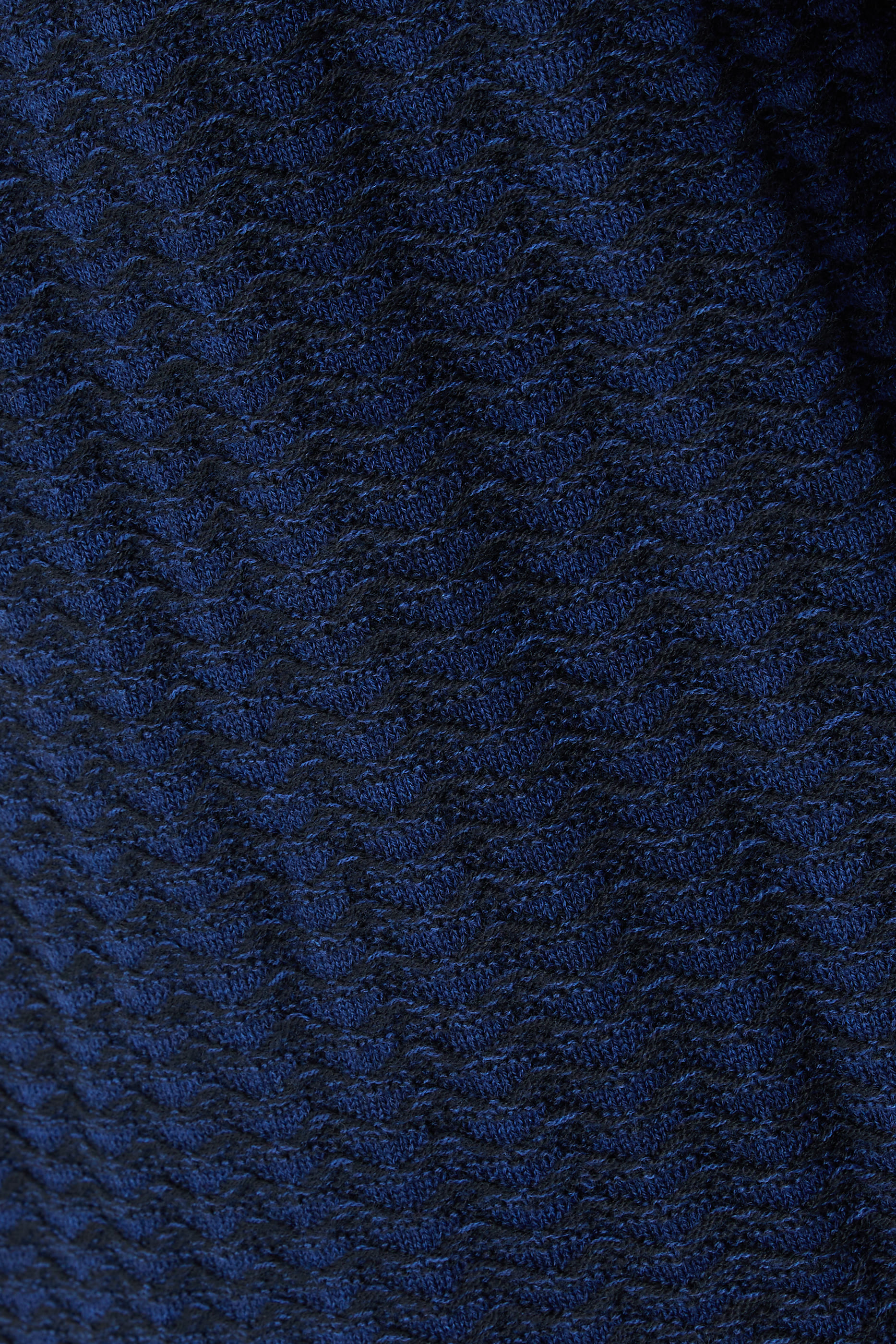 كنزة بتصميم جامعي مزينة بشعار الماركة