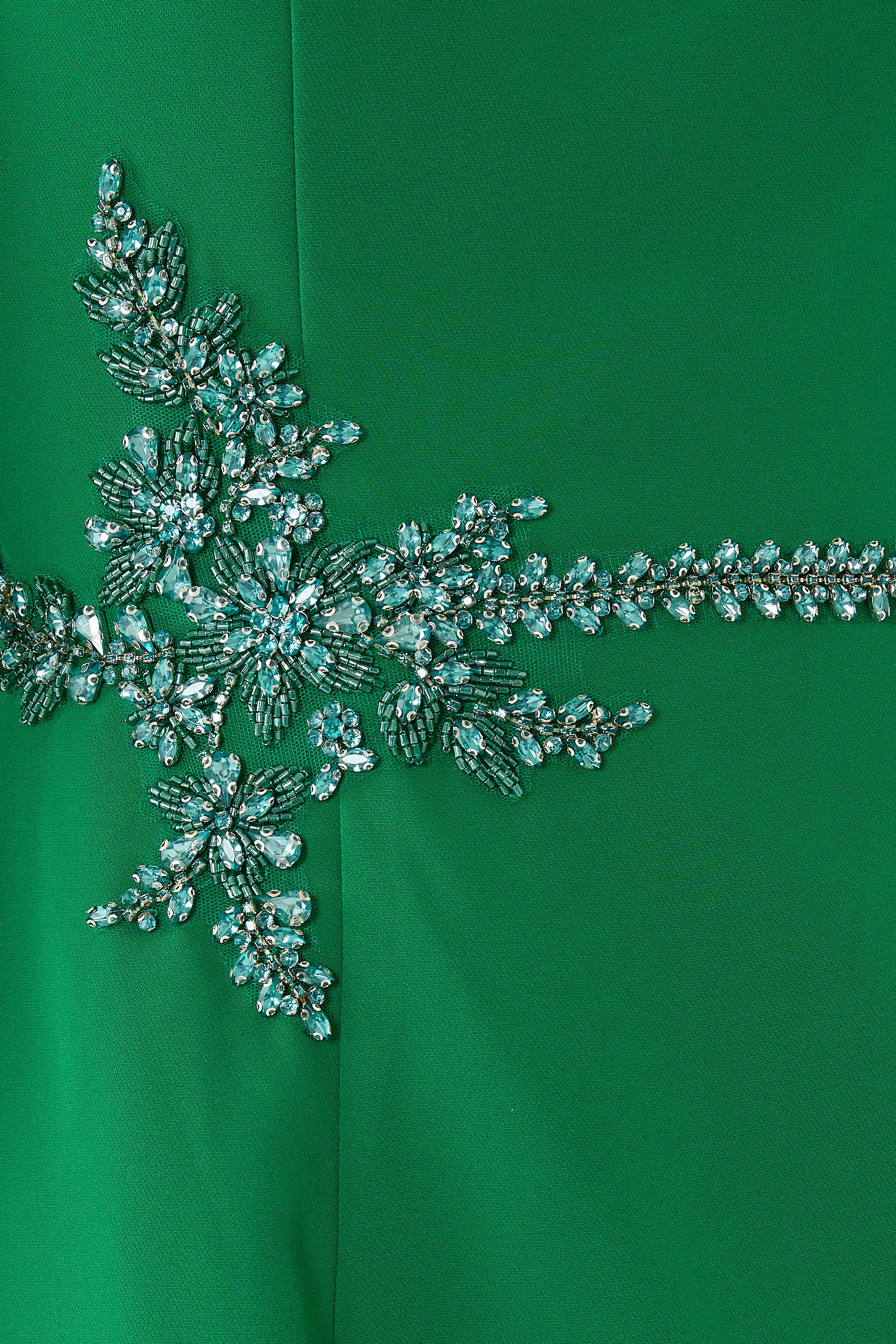 فستان سهرة بأكمام طويلة وتطريز بارز الملمس بالخرز عند الخصر