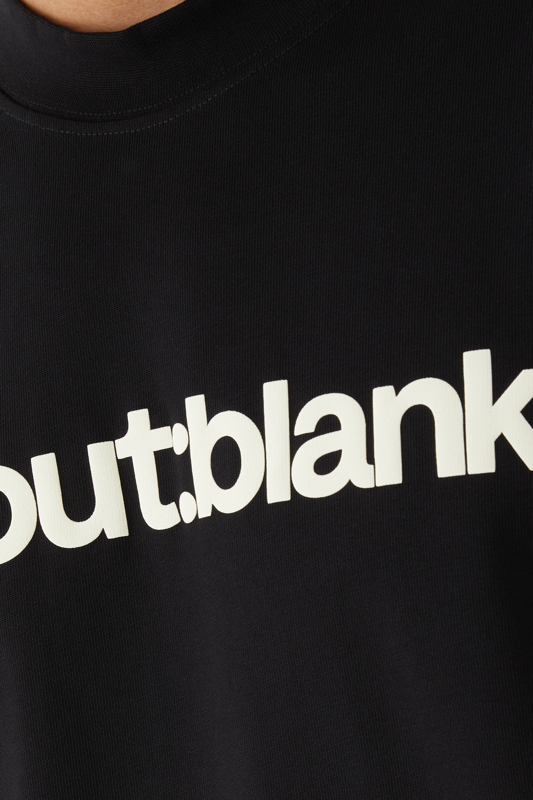 تيشيرت بلوك بياقة ضيقة